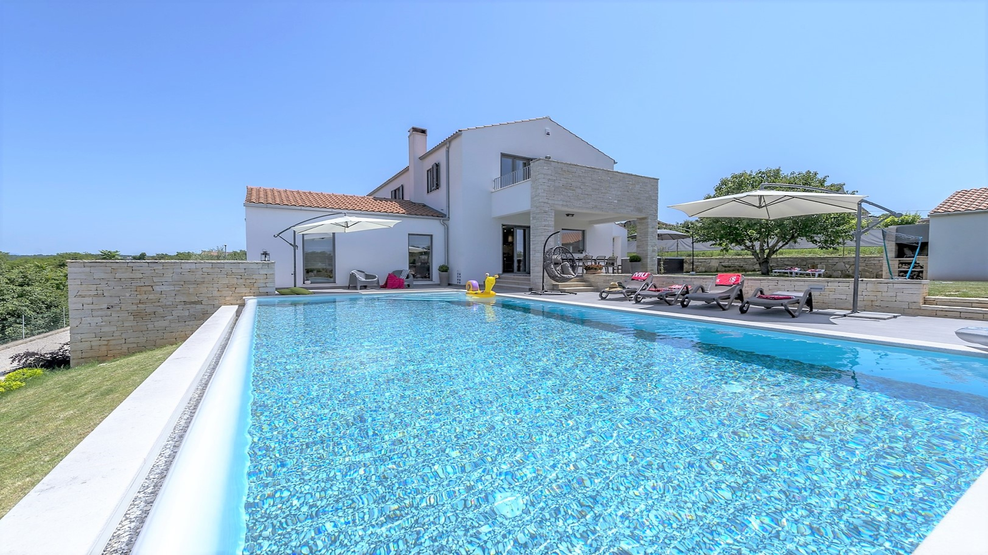 Schöne neue Villa mit Pool, Garage, Billardtisch