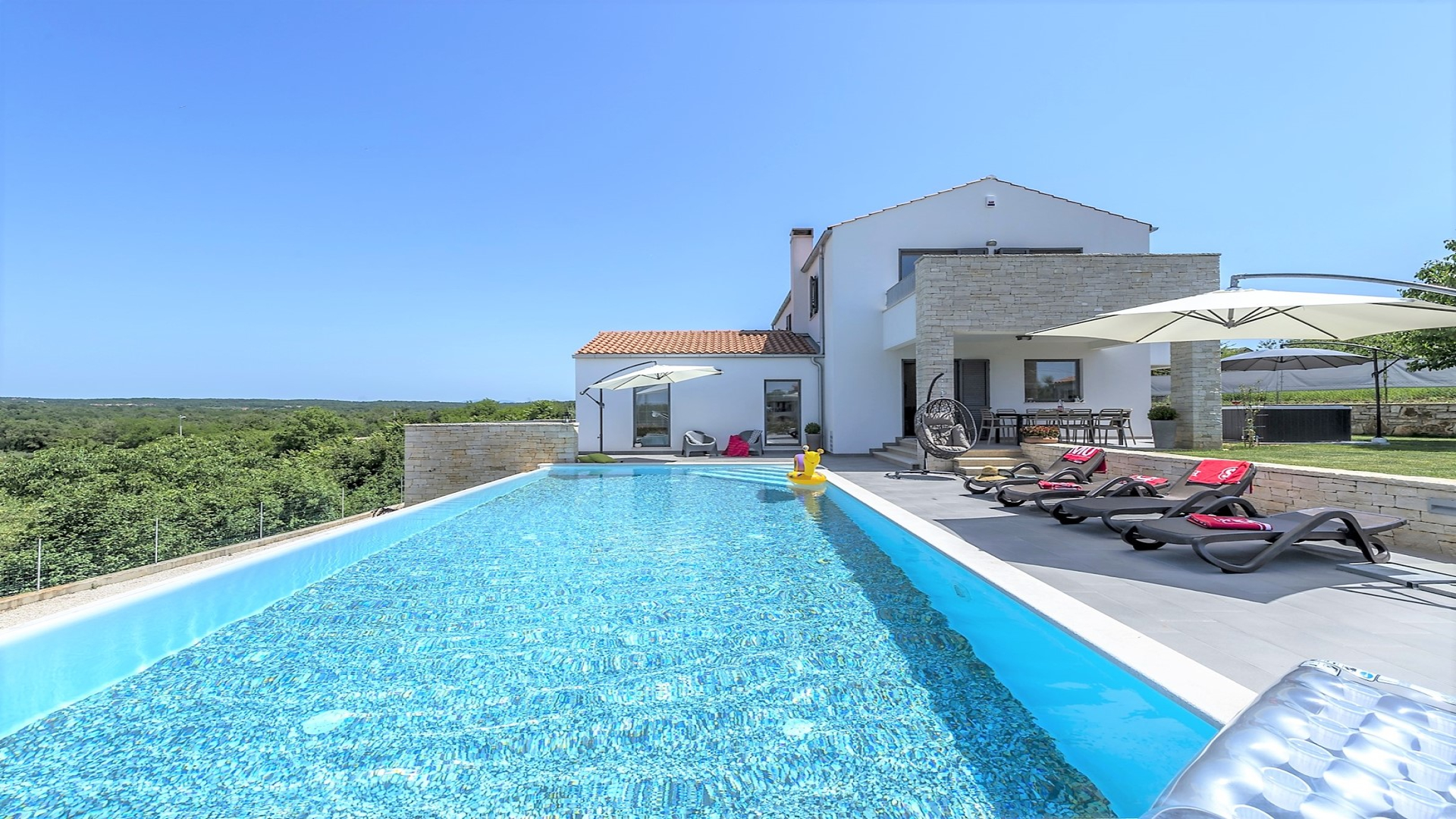 Schöne neue Villa mit Pool, Garage, Billardtisch