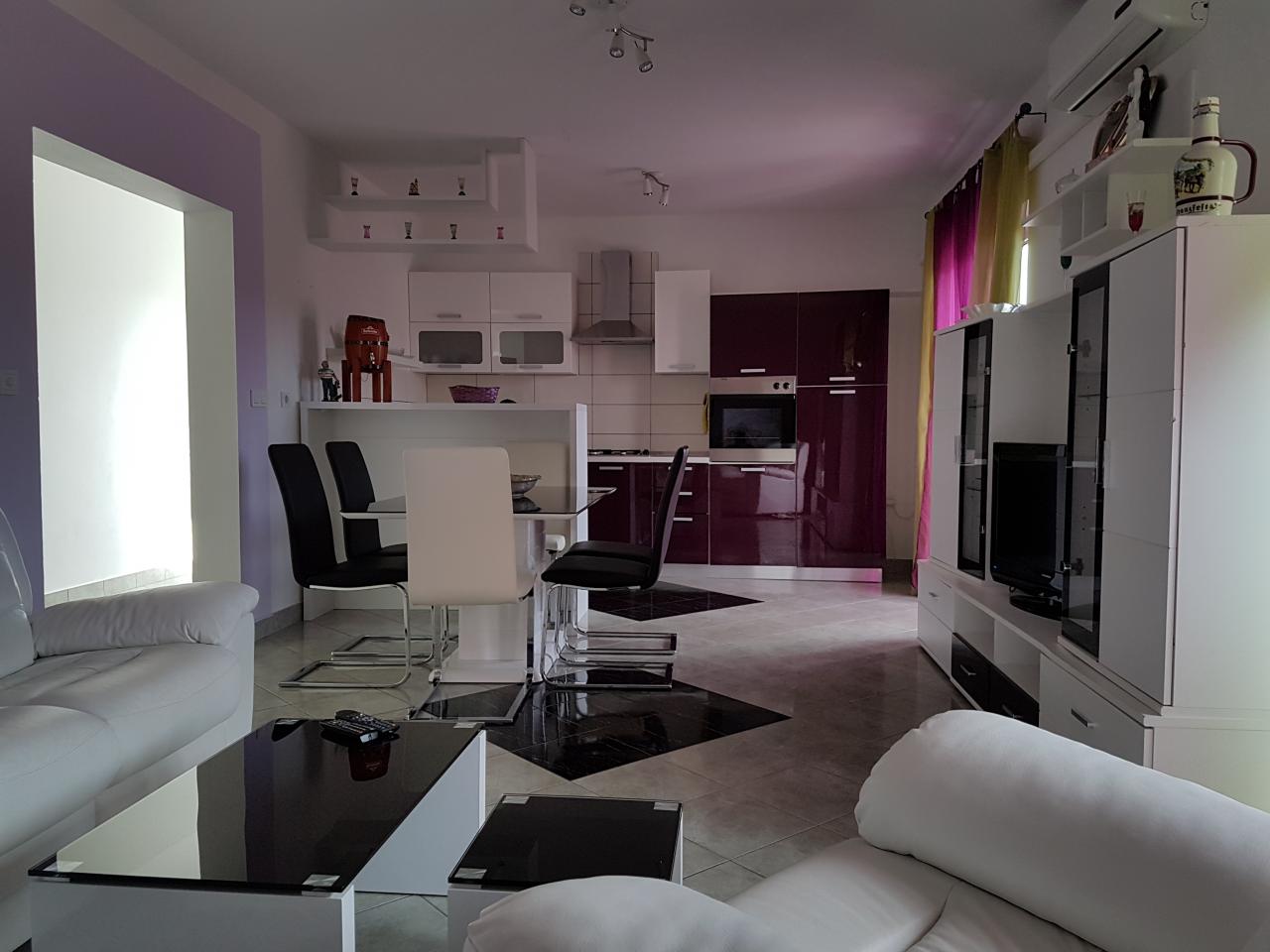 Modernes Apartment für 2-4 Personen mit Klima, Internet und Grill
