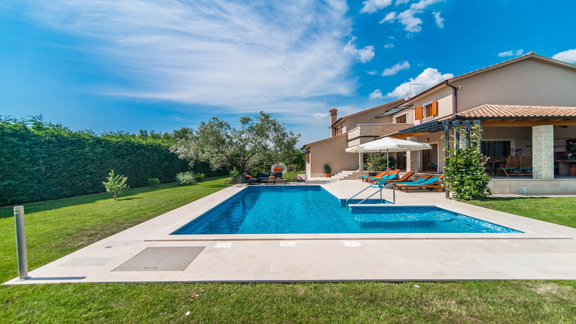 Luxus Ferienhaus mit Pool und Landschaftsblick