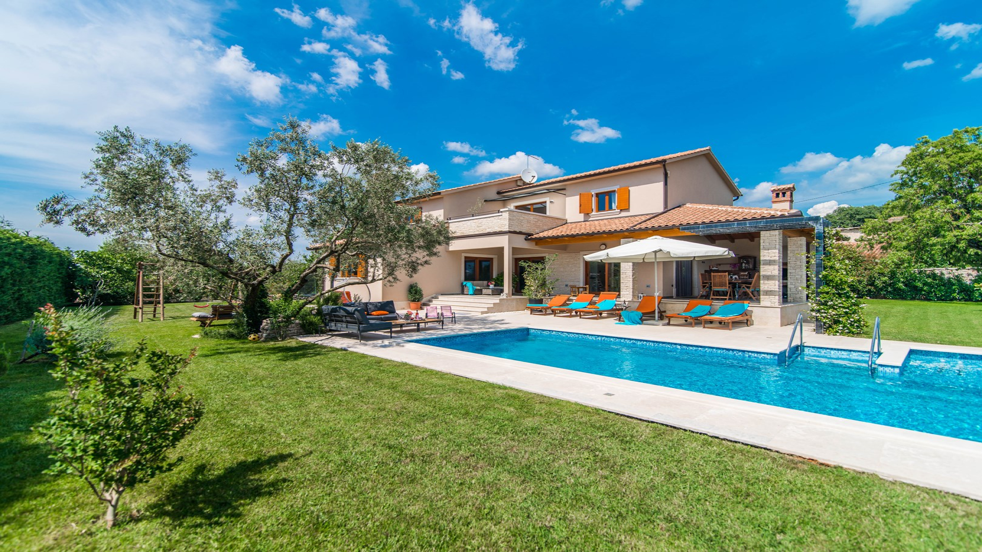 Luxus Ferienhaus mit Pool und Landschaftsblick