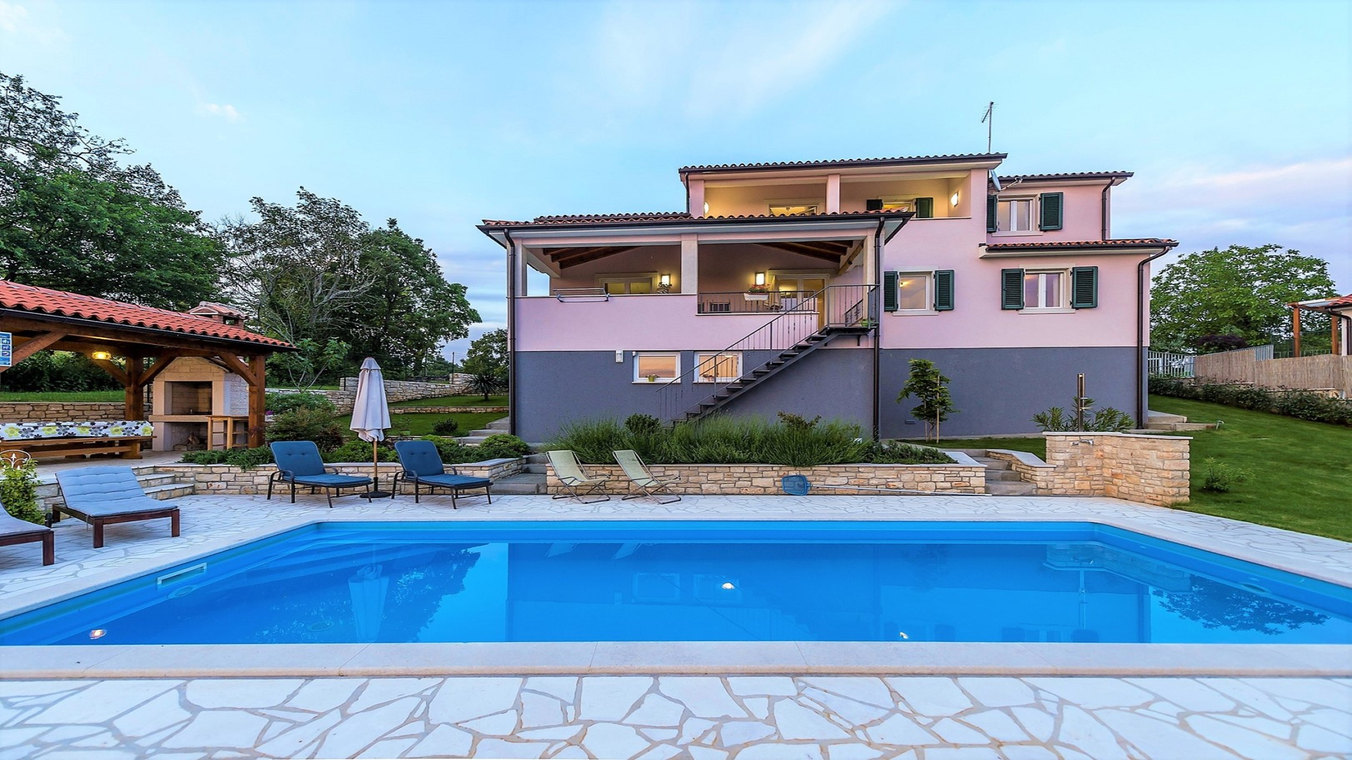 Eine Villa mit Pool in ruhige Lage für 8 Personen in Zentralistrien