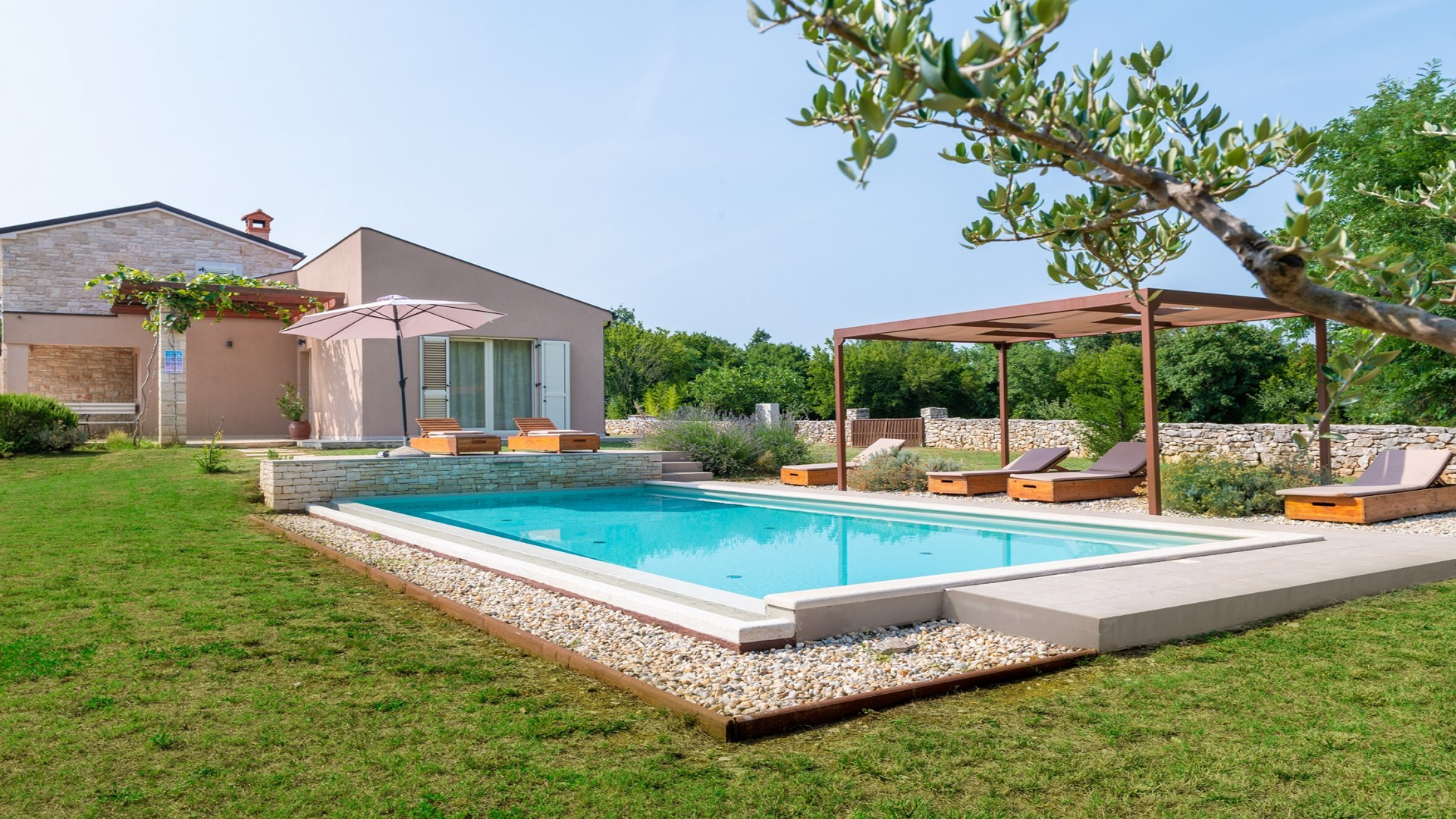 Traumhafte Villa mit Whirlpool und Garten für viel Aktivität