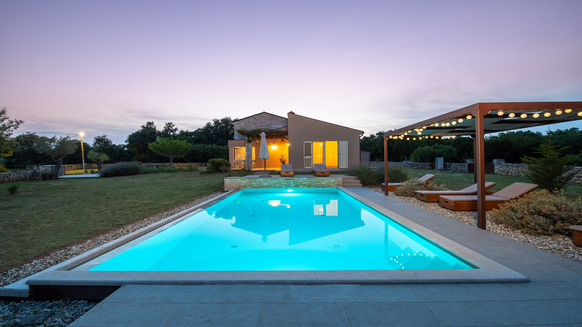 Traumhafte Villa mit Whirlpool und Garten für viel Aktivität