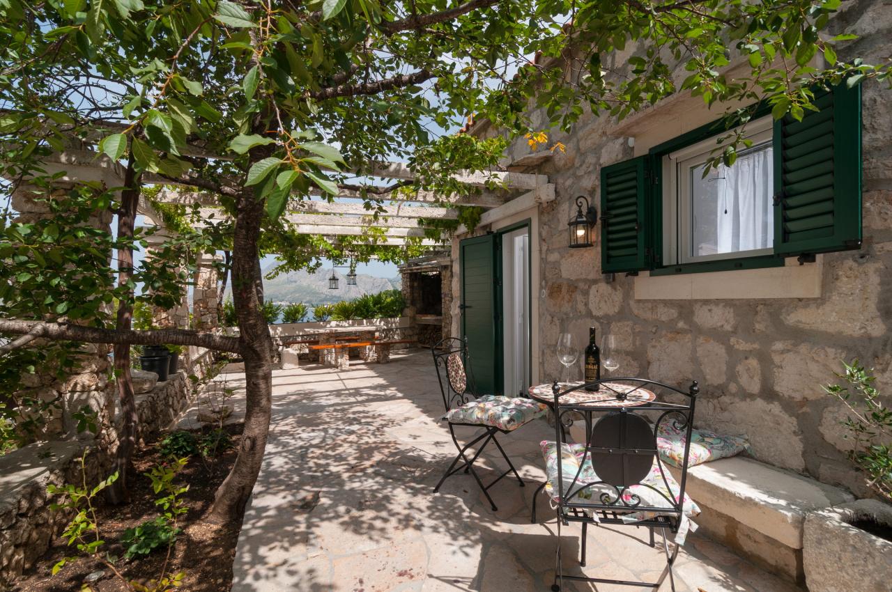 Schönes Dalmatinisches Steinhaus an der beliebten Omis Riviera