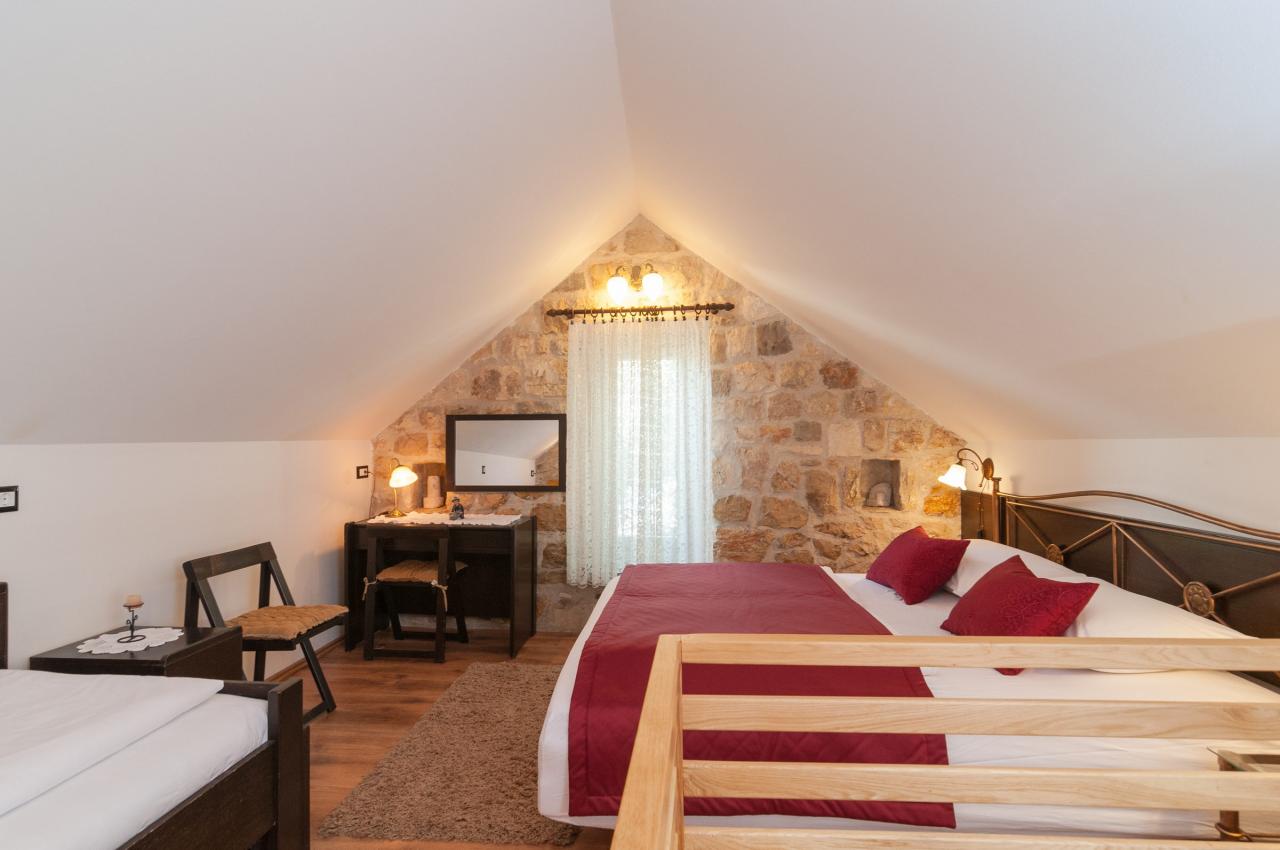 Schönes Dalmatinisches Steinhaus an der beliebten Omis Riviera