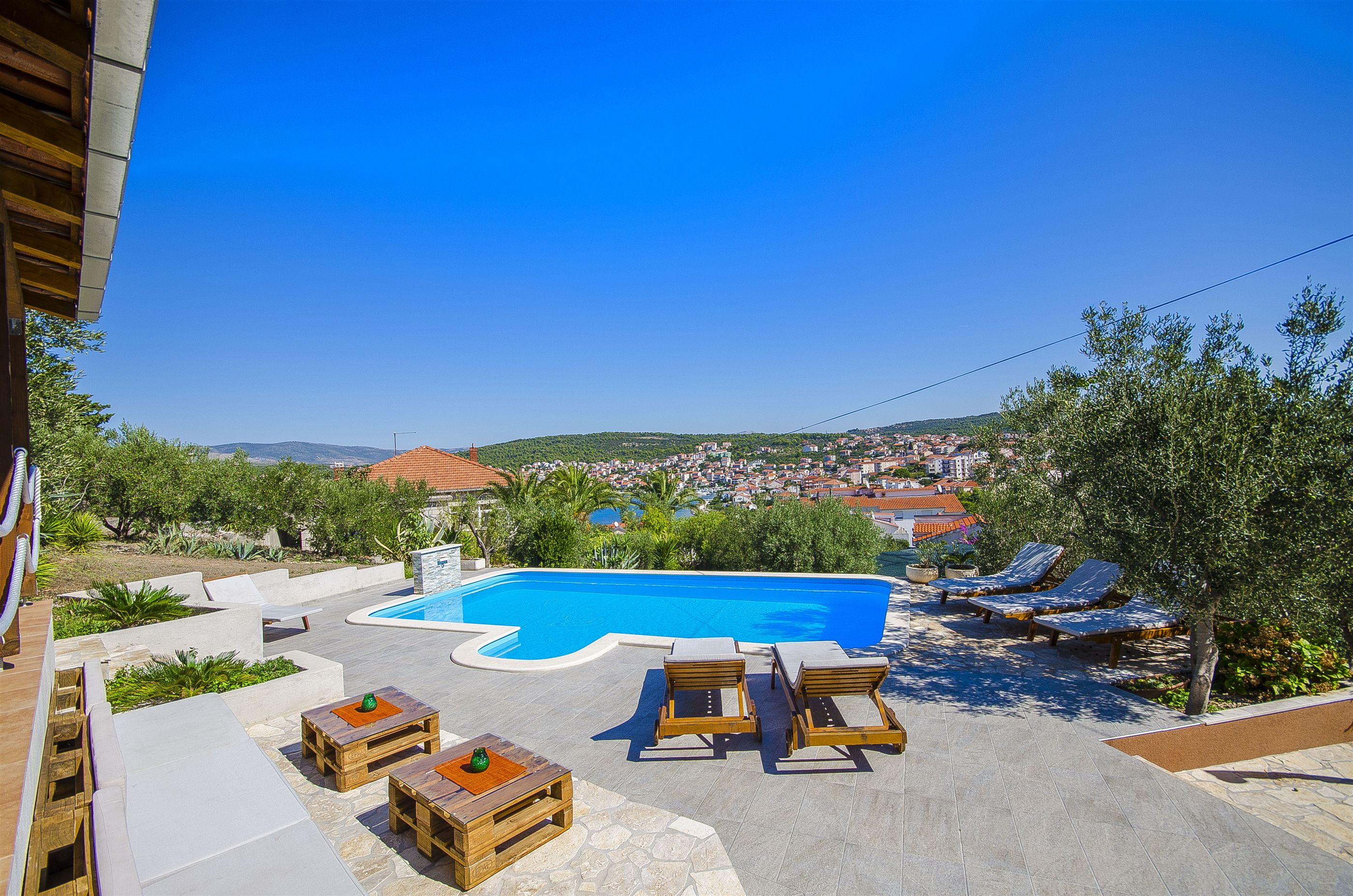 Große Ferienwohnung mit Meerblick, Swimmingpool und Garten