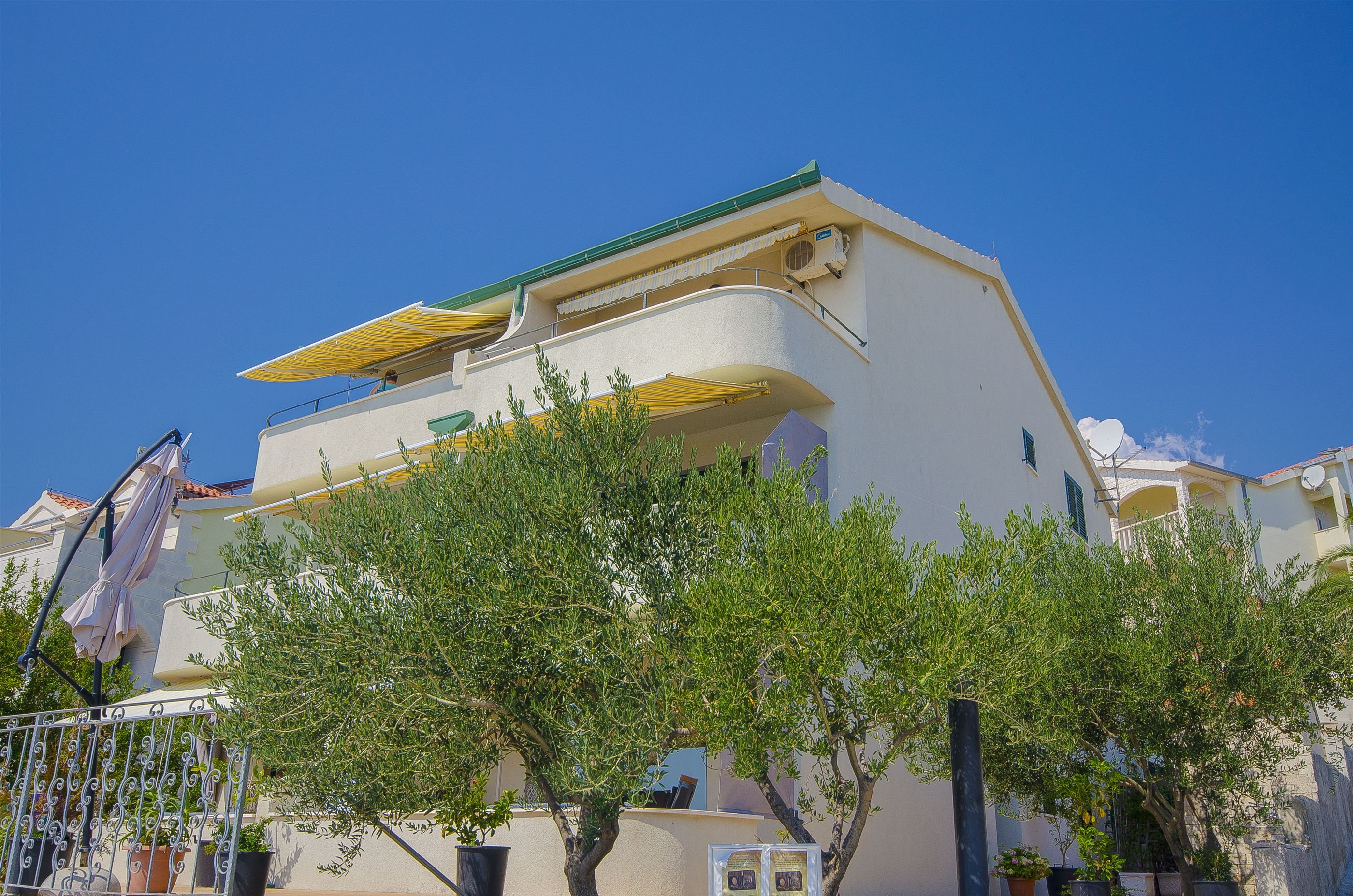 Schöne Ferienwohnung mit Balkon und Meerblick - nur 50 m vom Meer