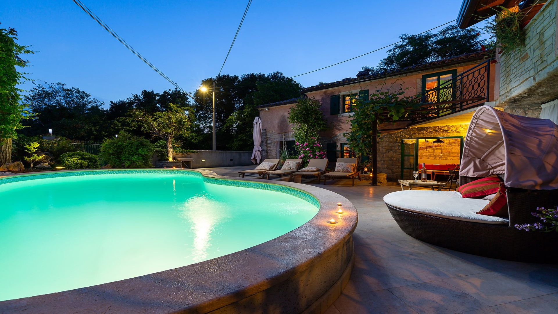 Liebevolles Ferienhaus mit grossem Garten und Steinpool