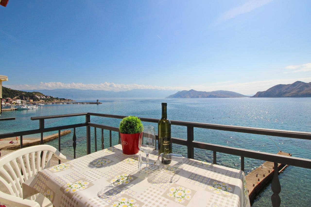 Studiowohnung für zwei Personen direkt am Meer in Baska