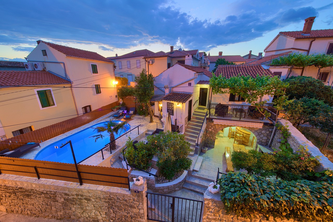 Schönes Ferienhaus in der Altstadt von Krk mit Pool und Garten