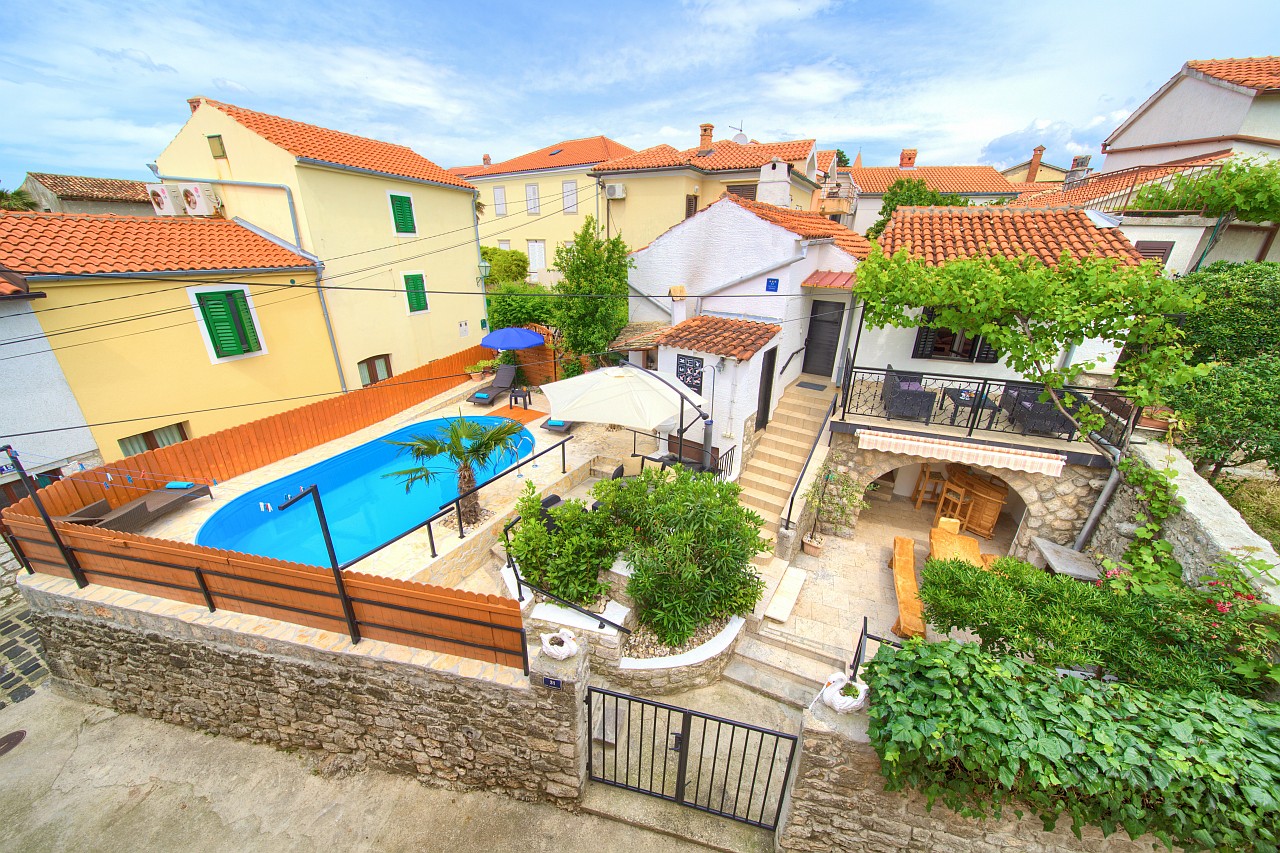 Schönes Ferienhaus in der Altstadt von Krk mit Pool und Garten