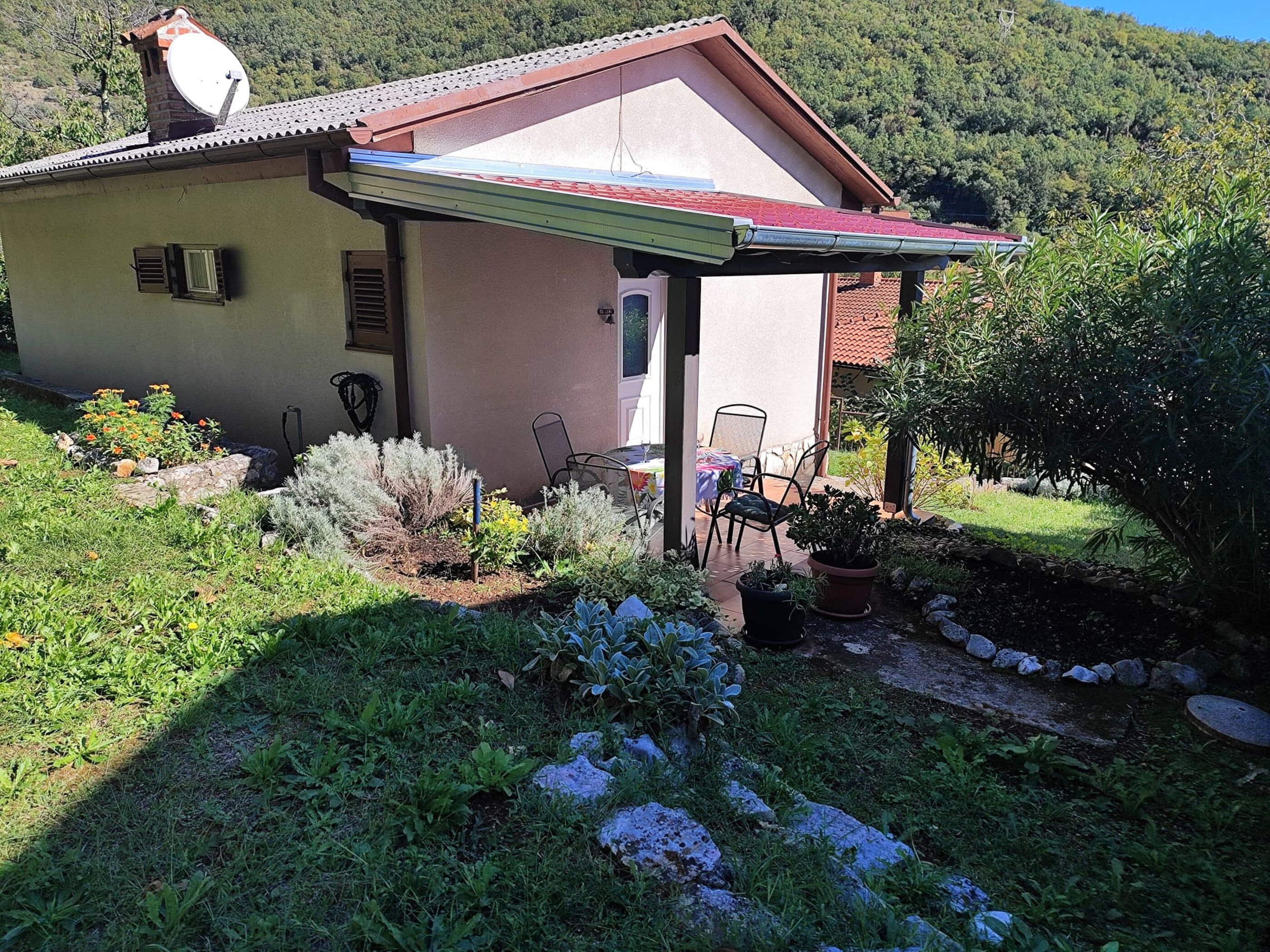 Haus für 2-4 Personen mit großem Hof, Klimaanlage, Sat-TV