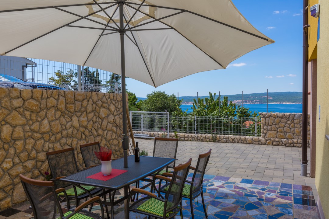 Moderne Erdgeschoßwohnung mit Terrasse, Grill, Wifi, Sat-TV, Meerblick