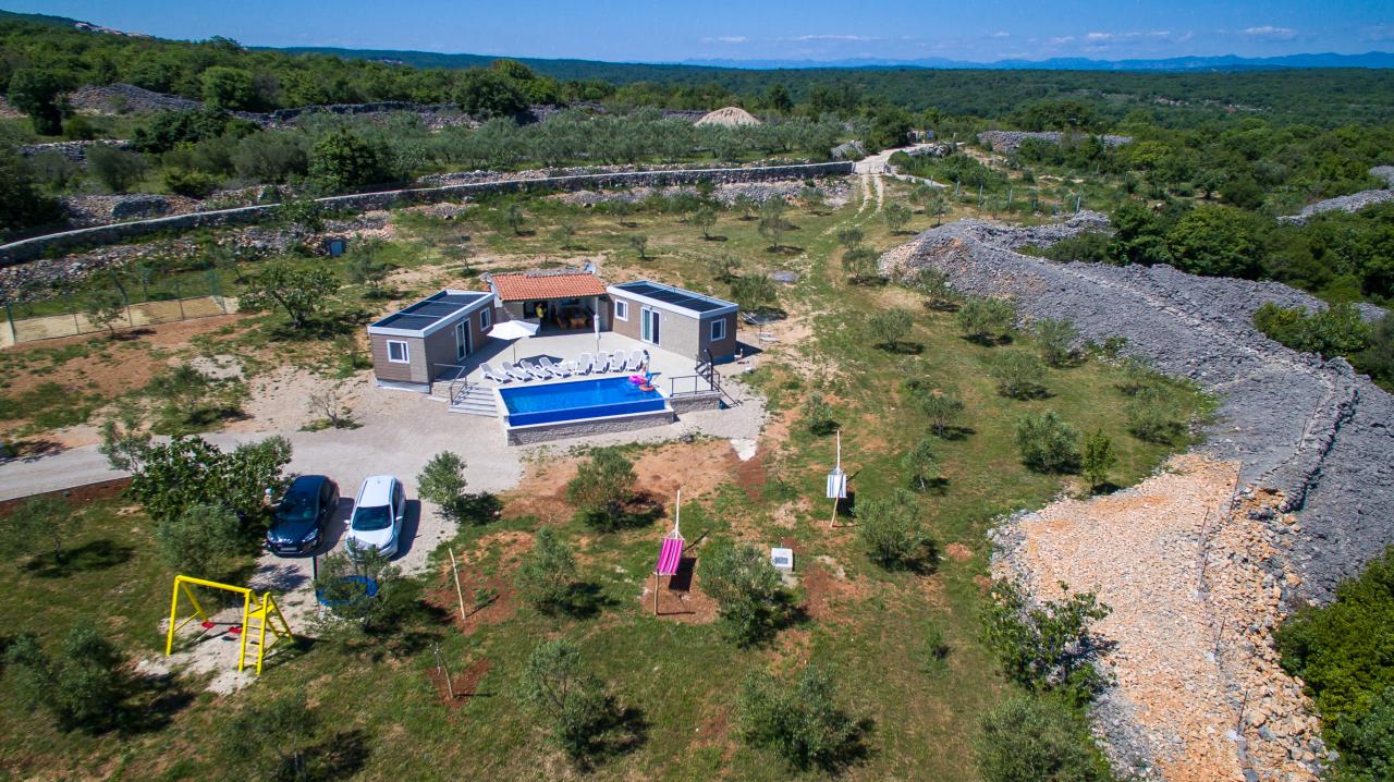Ferienhaus (mobile home) mit Swimmingpool und großen Garten