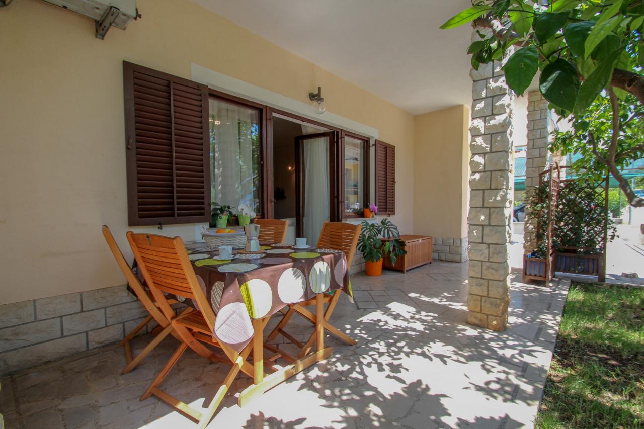 Ferienwohnung für 4-5 Personen mit Klima, WLAN, Terrasse
