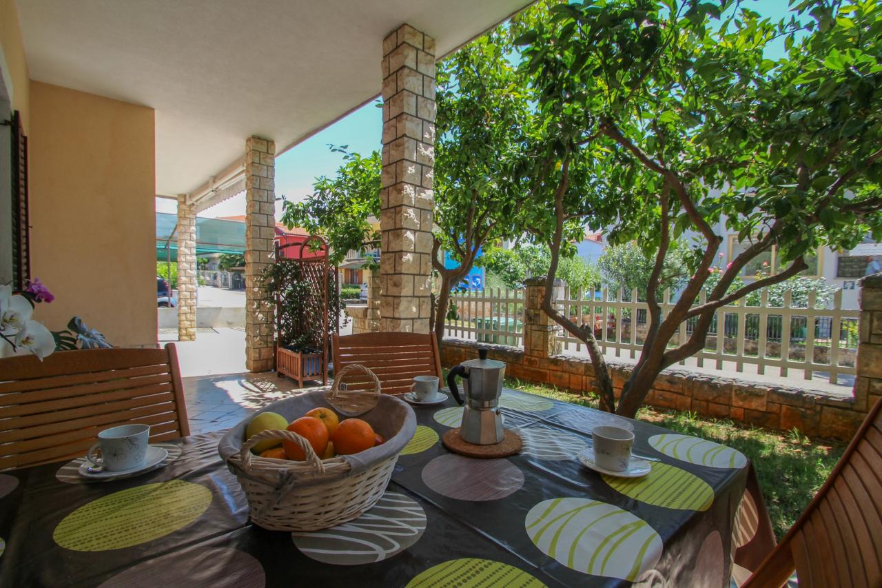 Ferienwohnung für 4-5 Personen mit Klima, WLAN, Terrasse