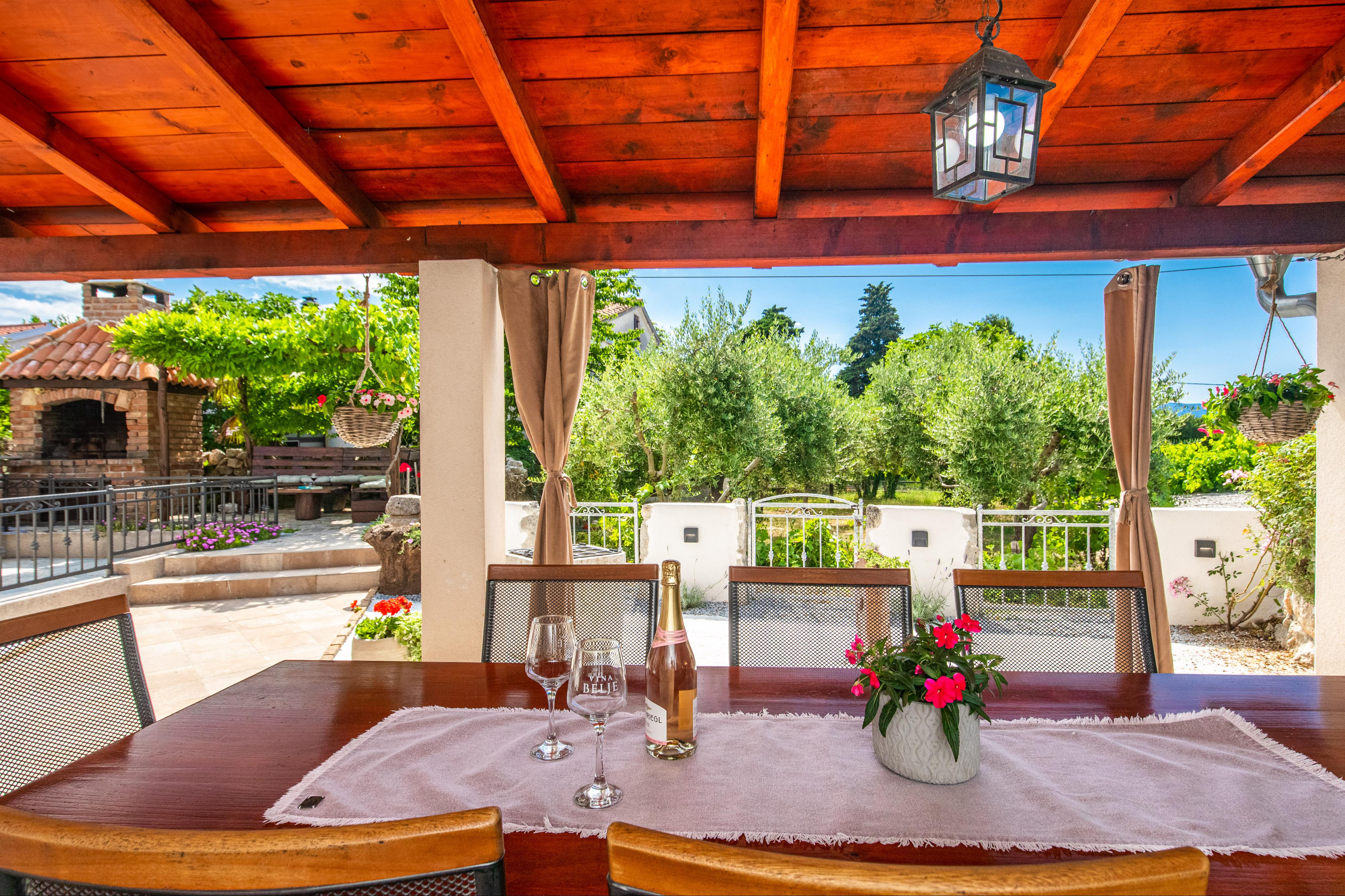 Charmantes Ferienhaus mit Klima, Sat-Tv und WLAN in Milohnic