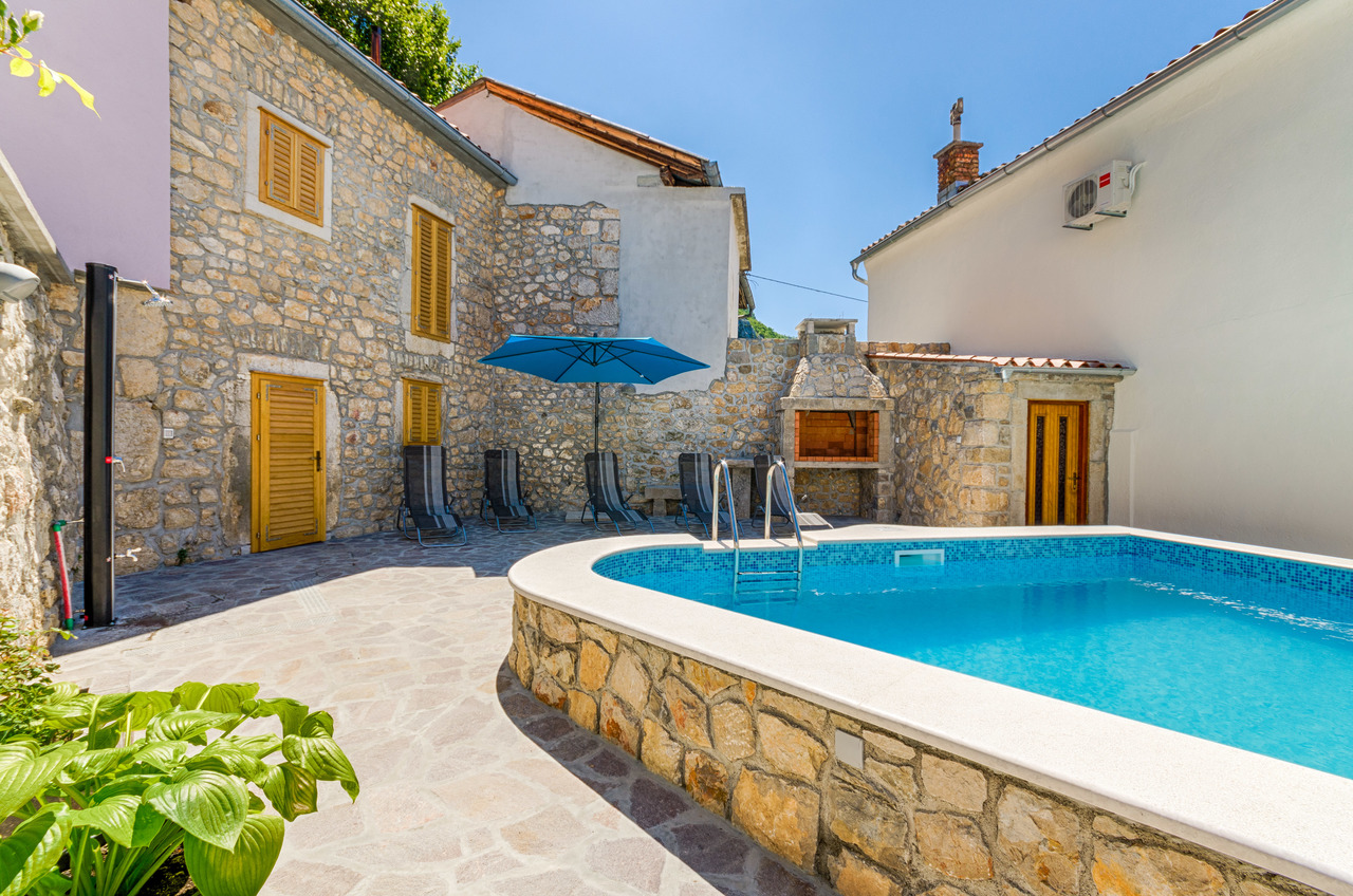 Traditionelles Ferienhaus mit Pool, Grill und WiFi