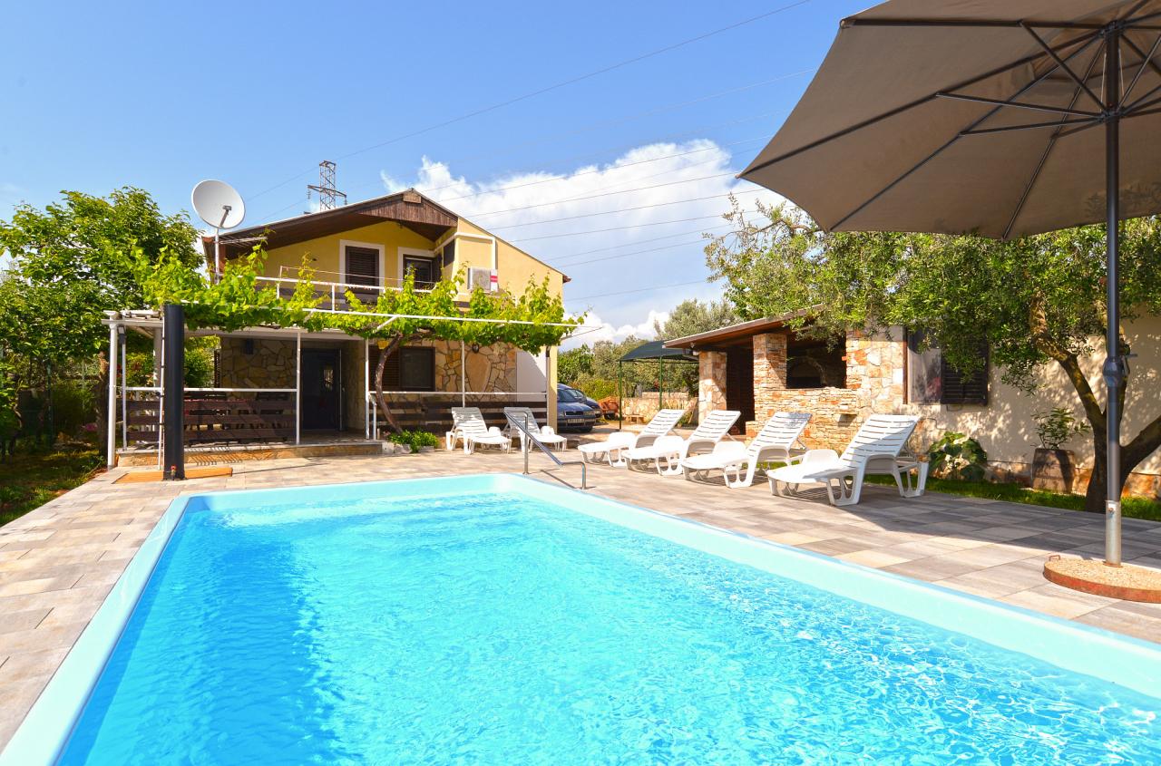 Buntes Ferienhaus mit Meeresblick 
