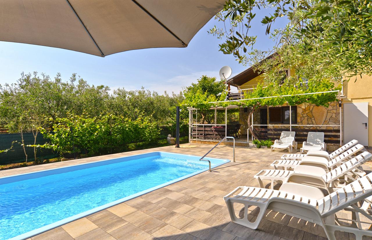 Buntes Ferienhaus mit Meeresblick 