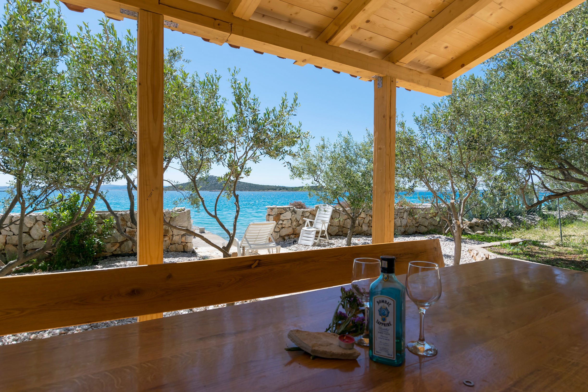 Ferienhaus für 4-6 Personen mit Pool direkt am Meer