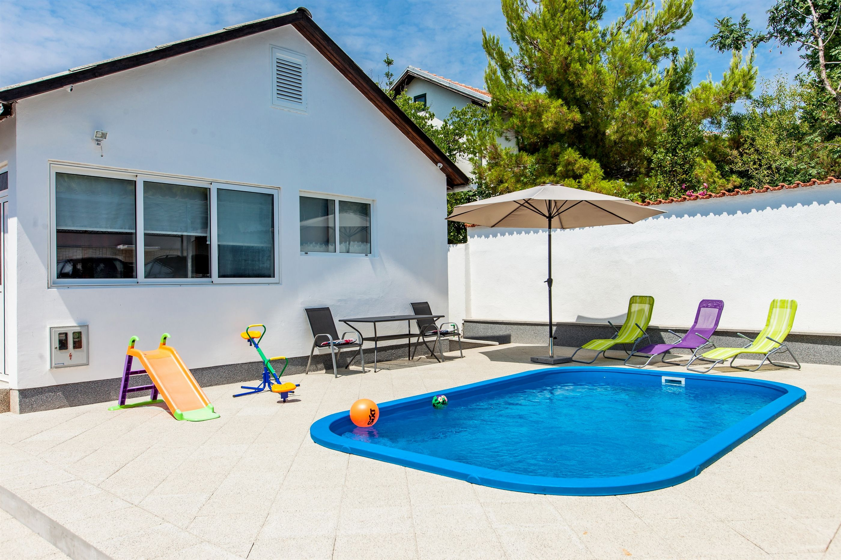 Pool & Meer | Kleines Ferienhaus mit Garten, Terrasse & Grill