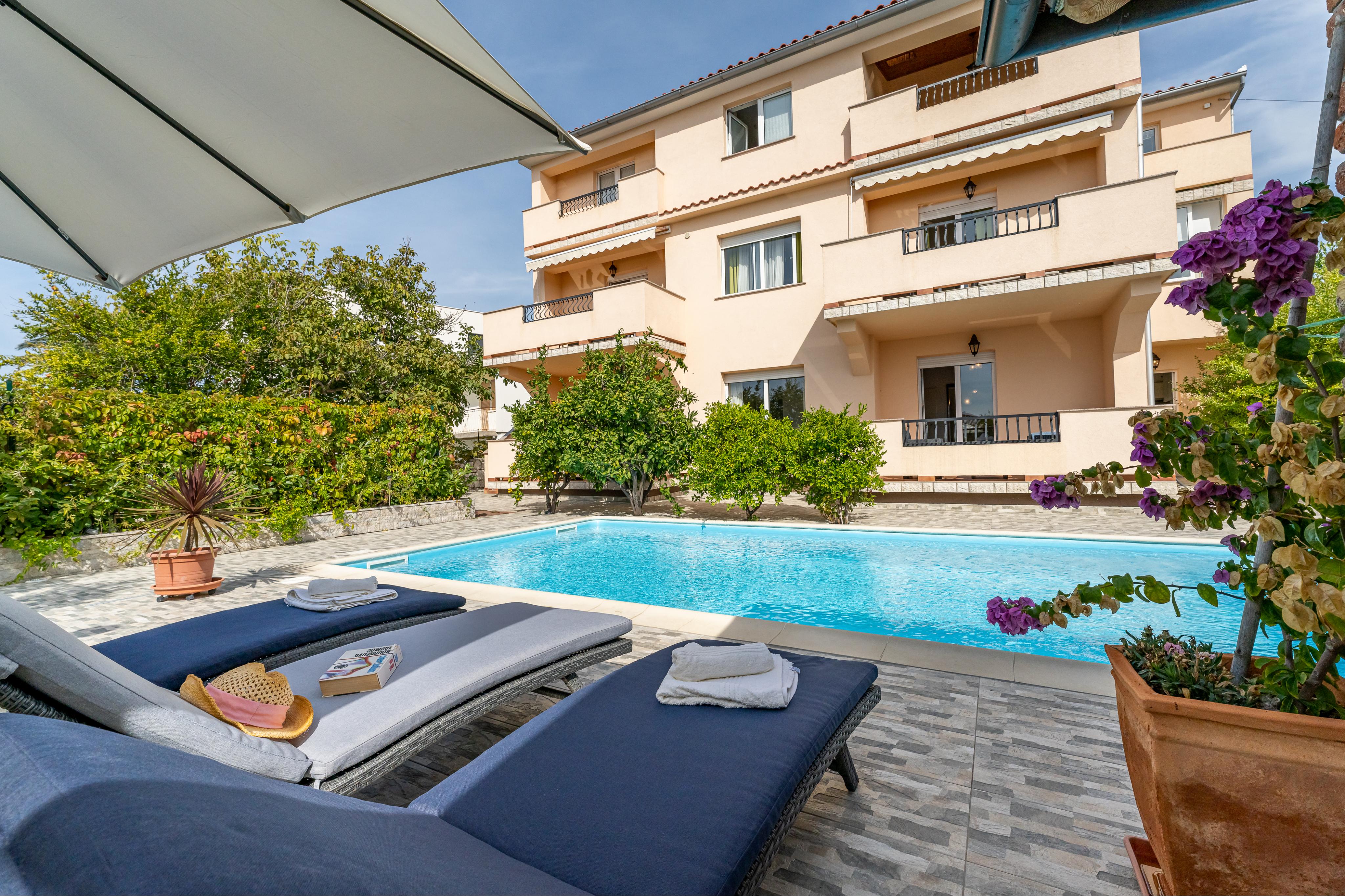 Pool & Meer | Moderne Ferienwohnung mit Klima, Sat-Tv & WLAN