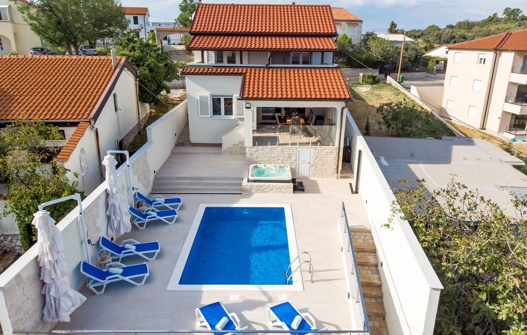 2019 NEU eröffnetes 5***** Ferienhaus mit Pool in Lopar