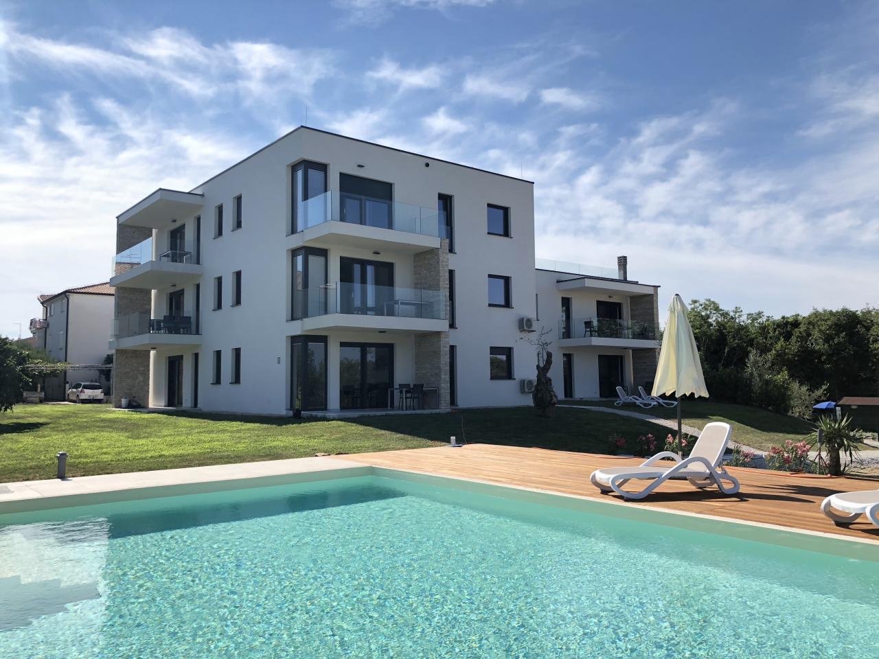 Pool genießen | Urlaubsunterkunft mit Klima, Sat-Tv & WLAN