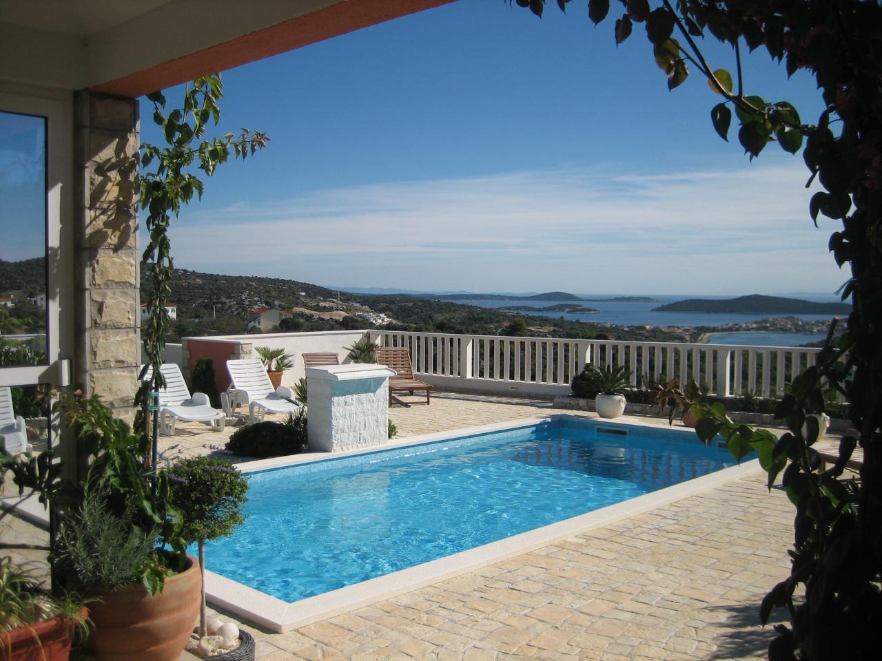Apartment für 2-4 Personen mit Pool und herrlichem Meerblick