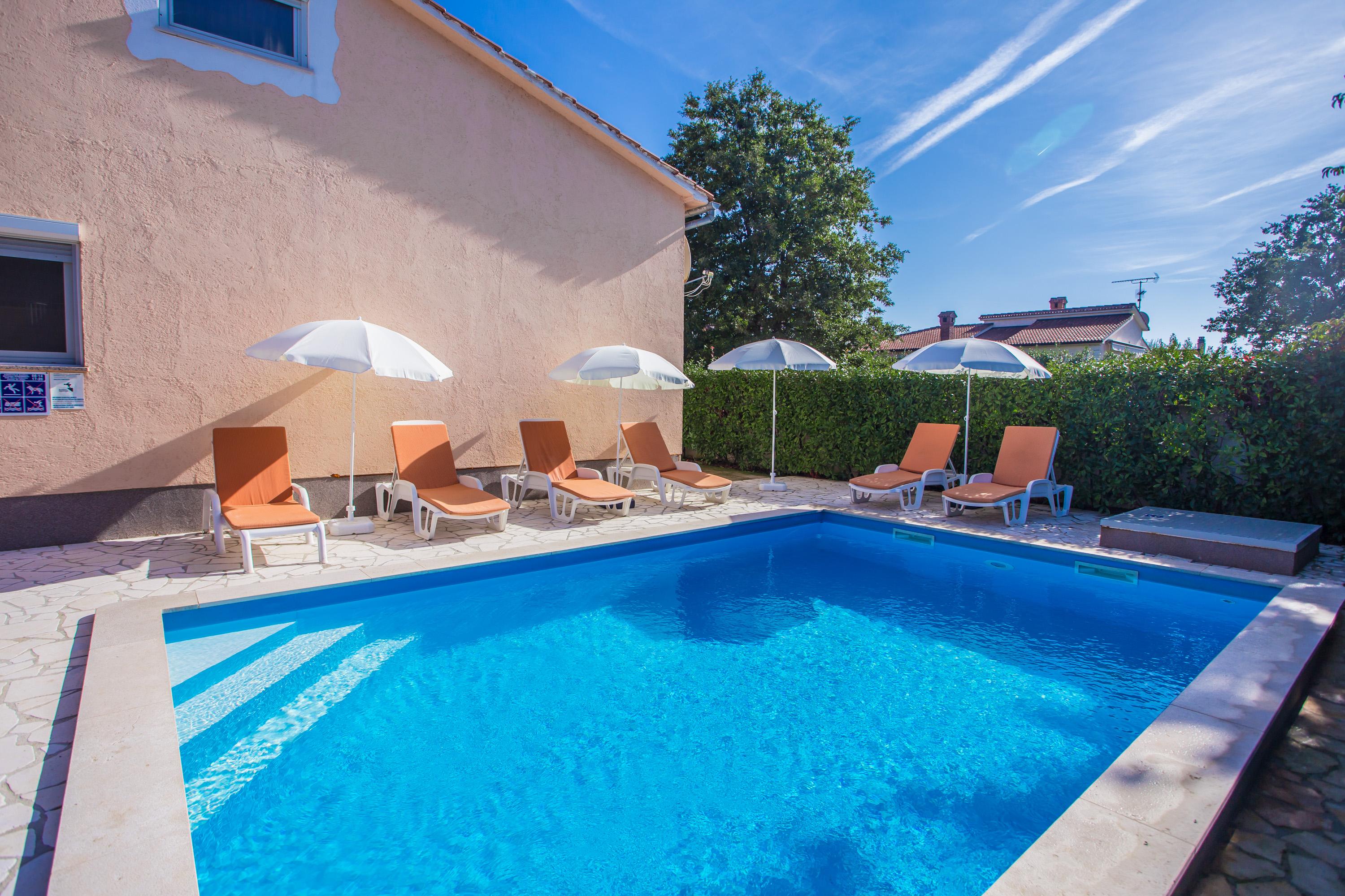 Entspannung am Pool | Hübsche FeWo mit Klima, Sat-Tv & WLAN