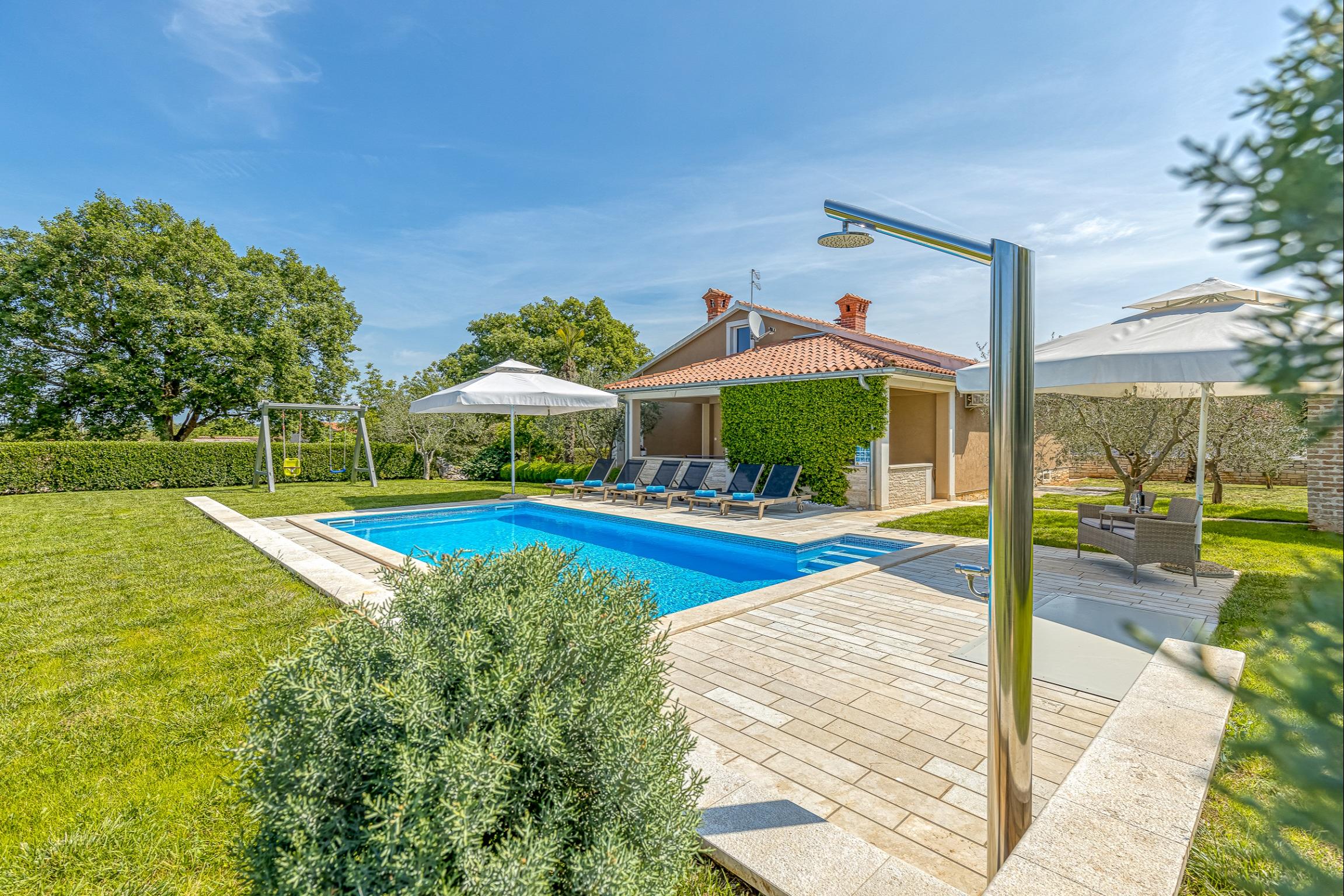 Schönes und modernes Ferienhaus mit Pool für bis zu 8 Personen