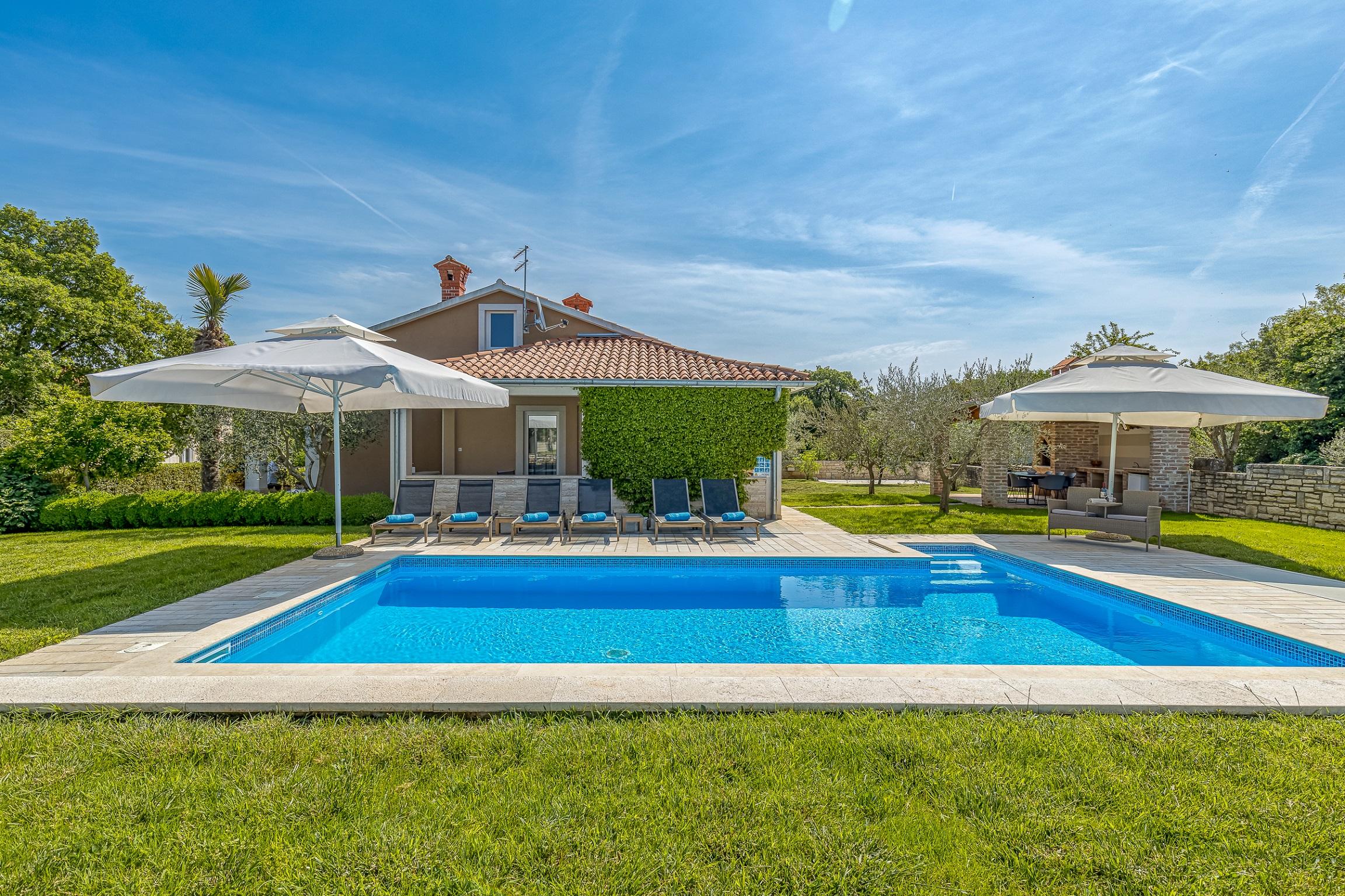 Schönes und modernes Ferienhaus mit Pool für bis zu 8 Personen