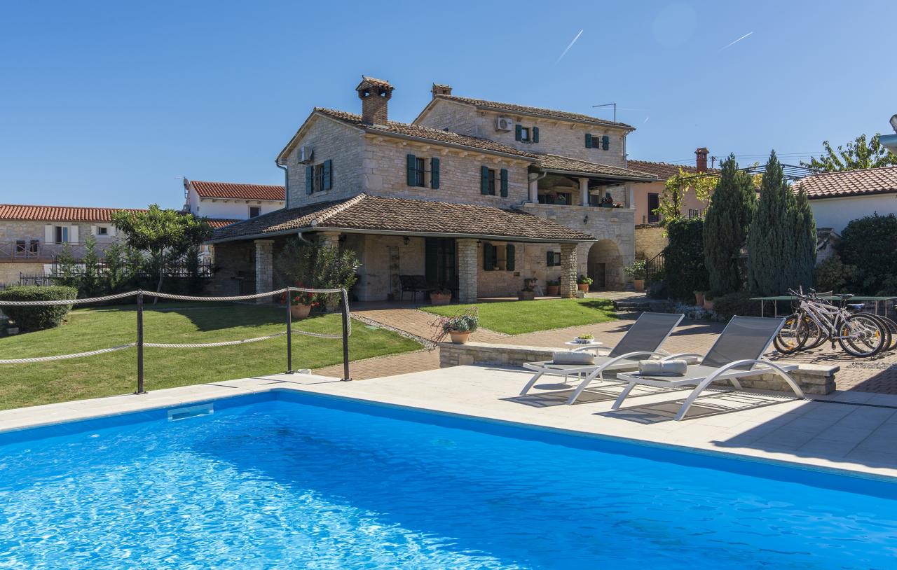 Schöne Steinvilla mit privatem Pool und eingezäuntem Garten