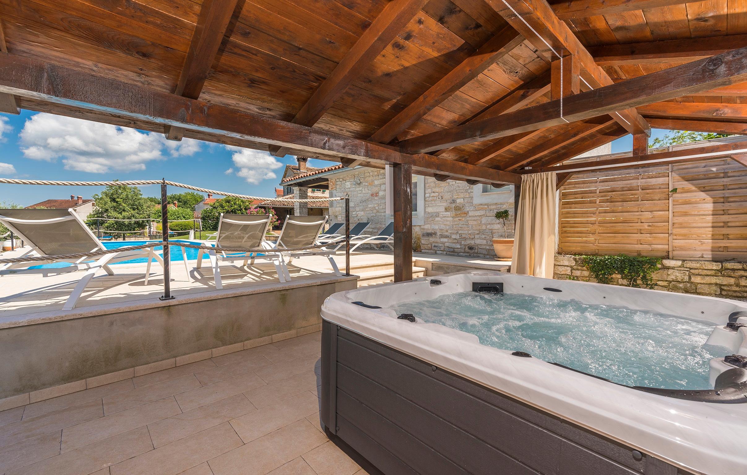 Schöne Steinvilla mit privatem Pool und eingezäuntem Garten
