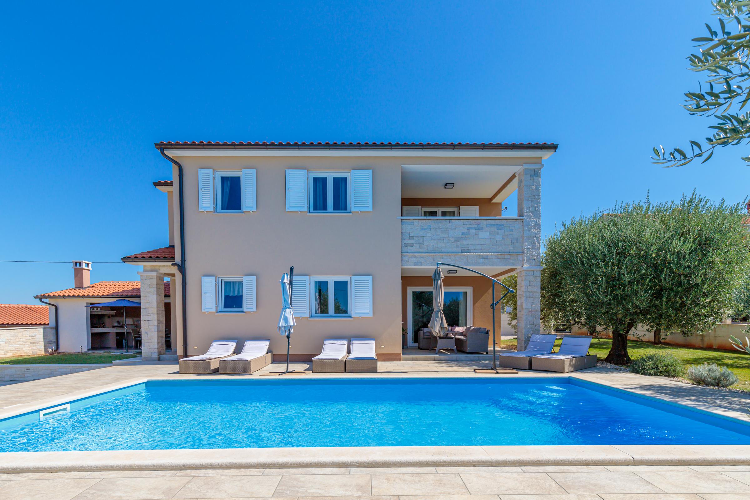Modernes Ferienhaus in schöner Lage mit privatem Pool und Garten