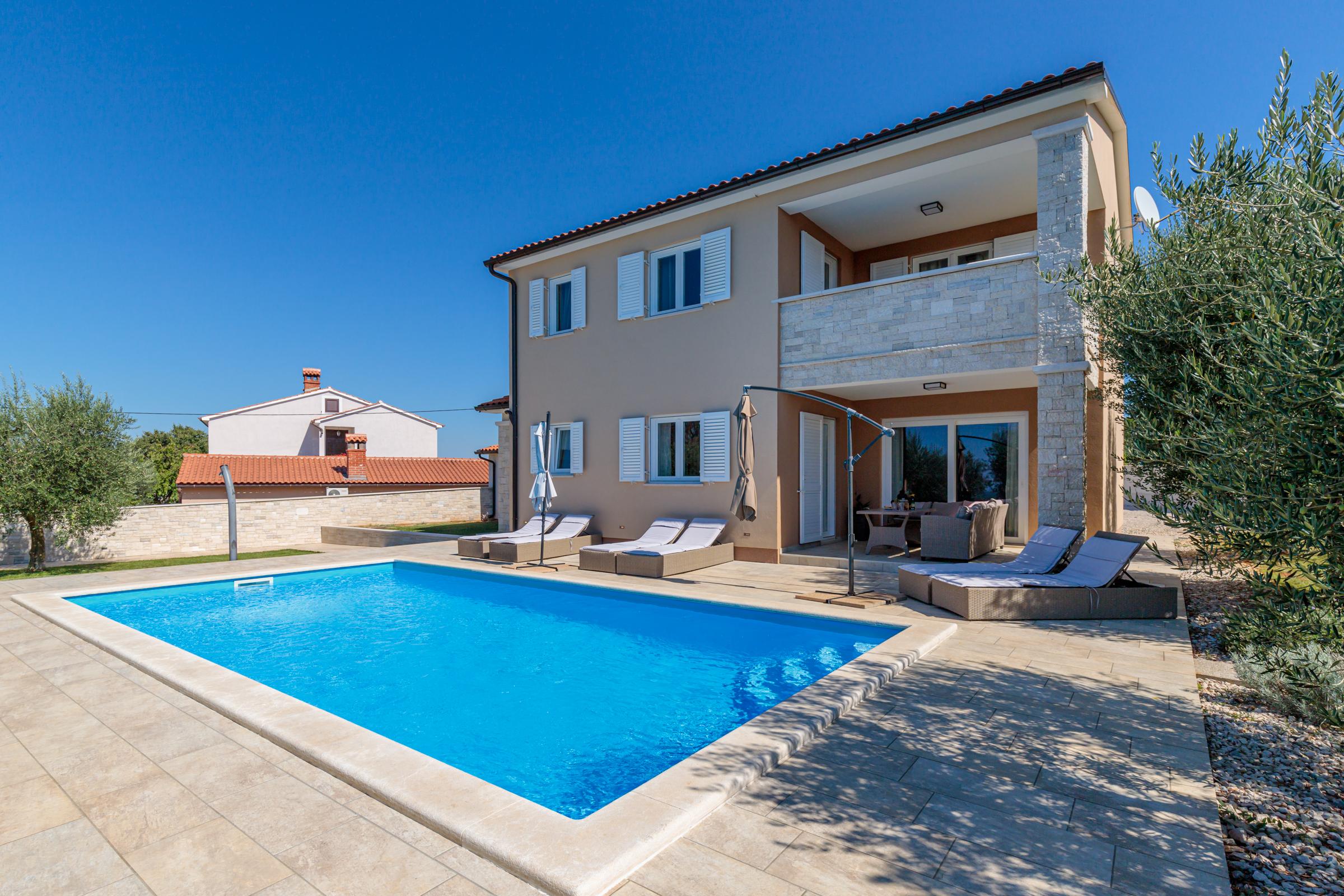 Modernes Ferienhaus in schöner Lage mit privatem Pool und Garten
