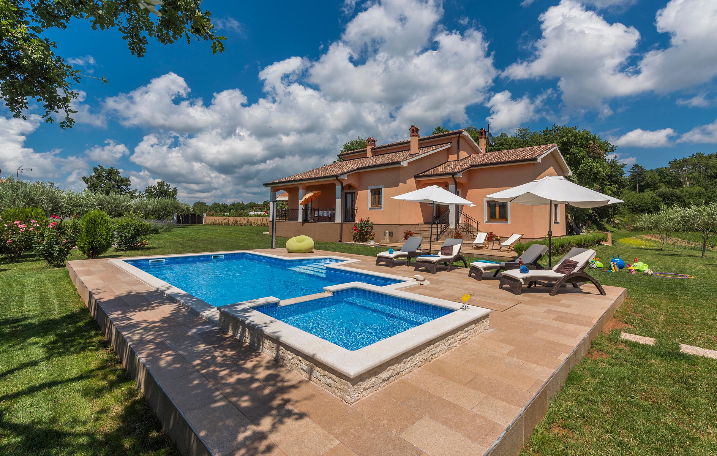 Modern und schön eingerichtete Ferienhaus mit Pool