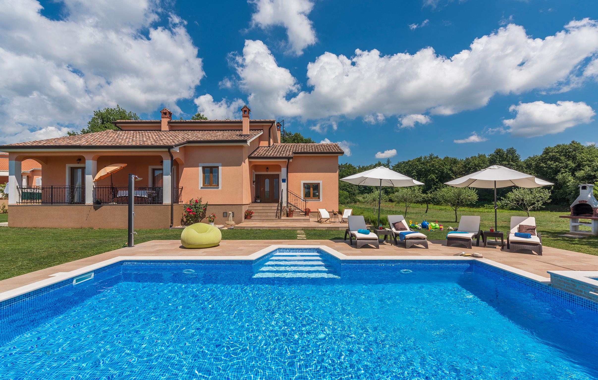 Modern und schön eingerichtete Ferienhaus mit Pool