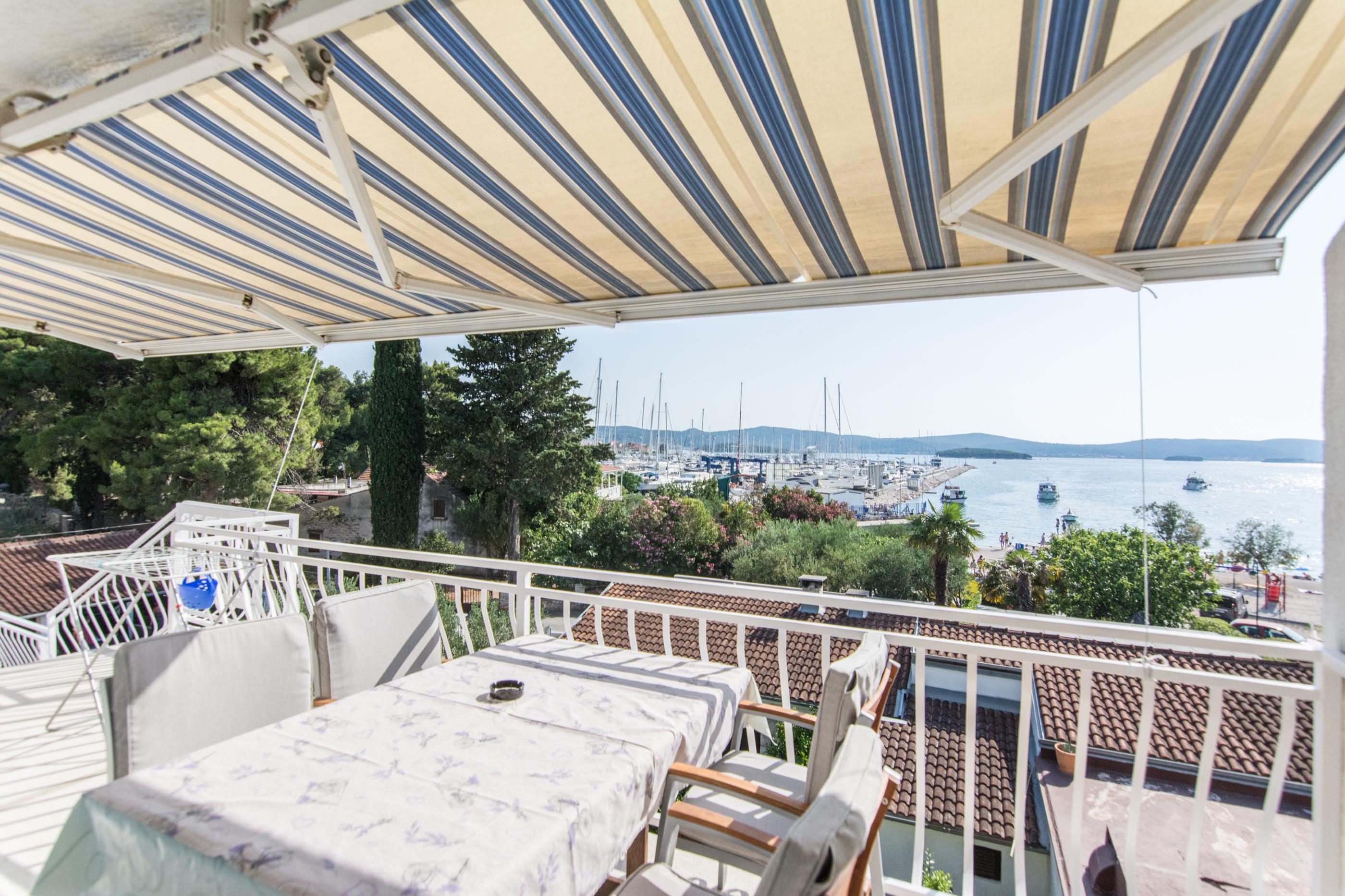 Ferienwohnung am Strand in Biograd, mit Klima, Balkon und Meerblick