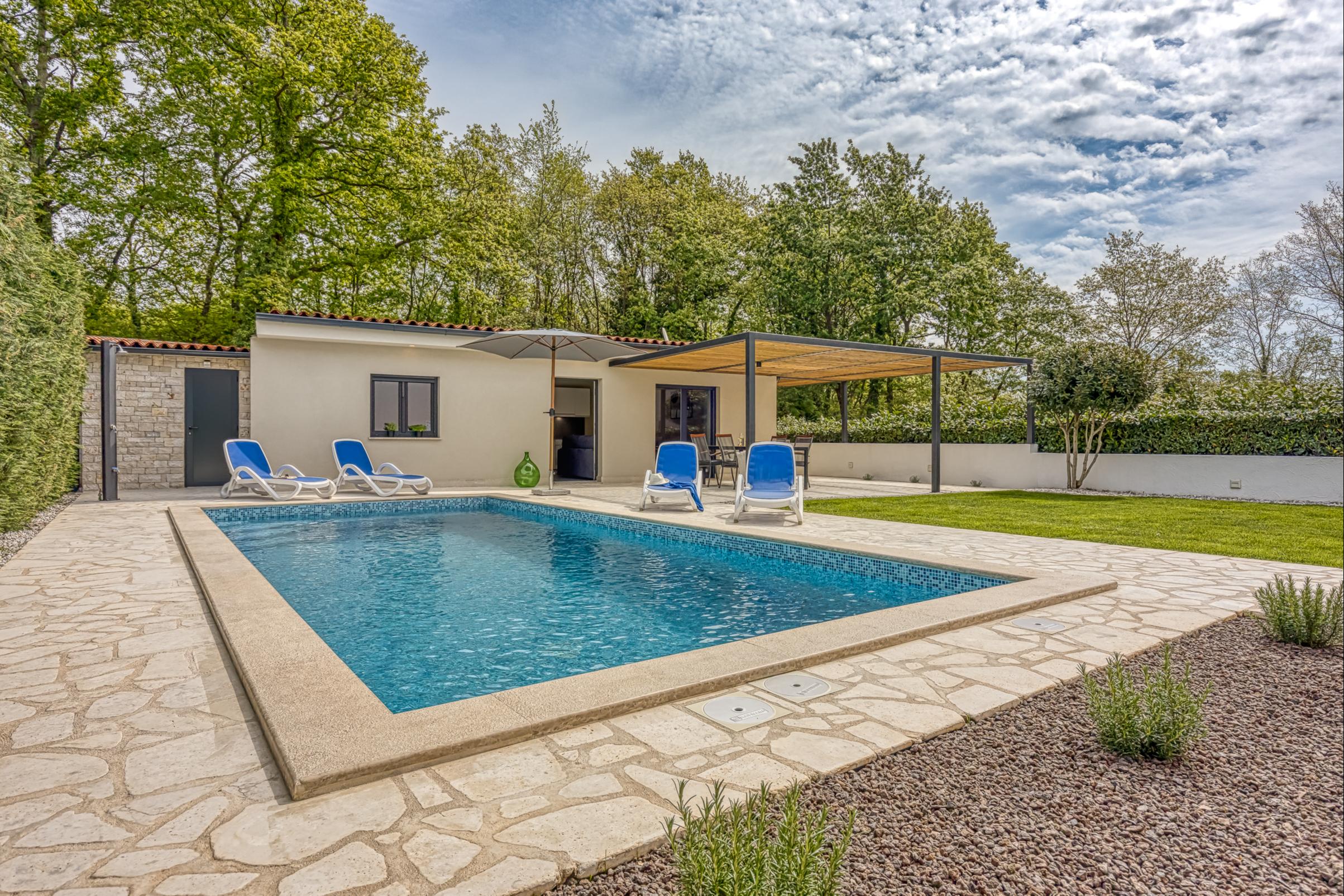 Neu renoviertes Ferienhaus mit Terrasse, Pool und Garten