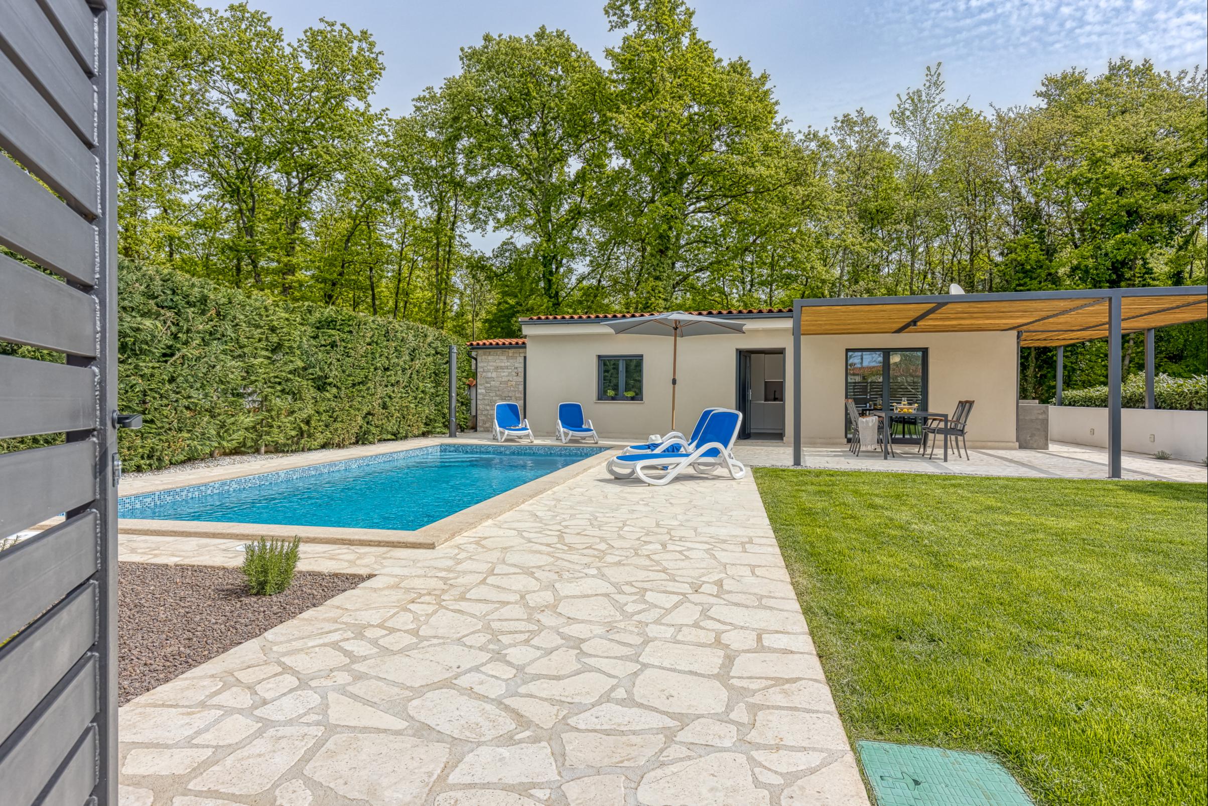 Neu renoviertes Ferienhaus mit Terrasse, Pool und Garten