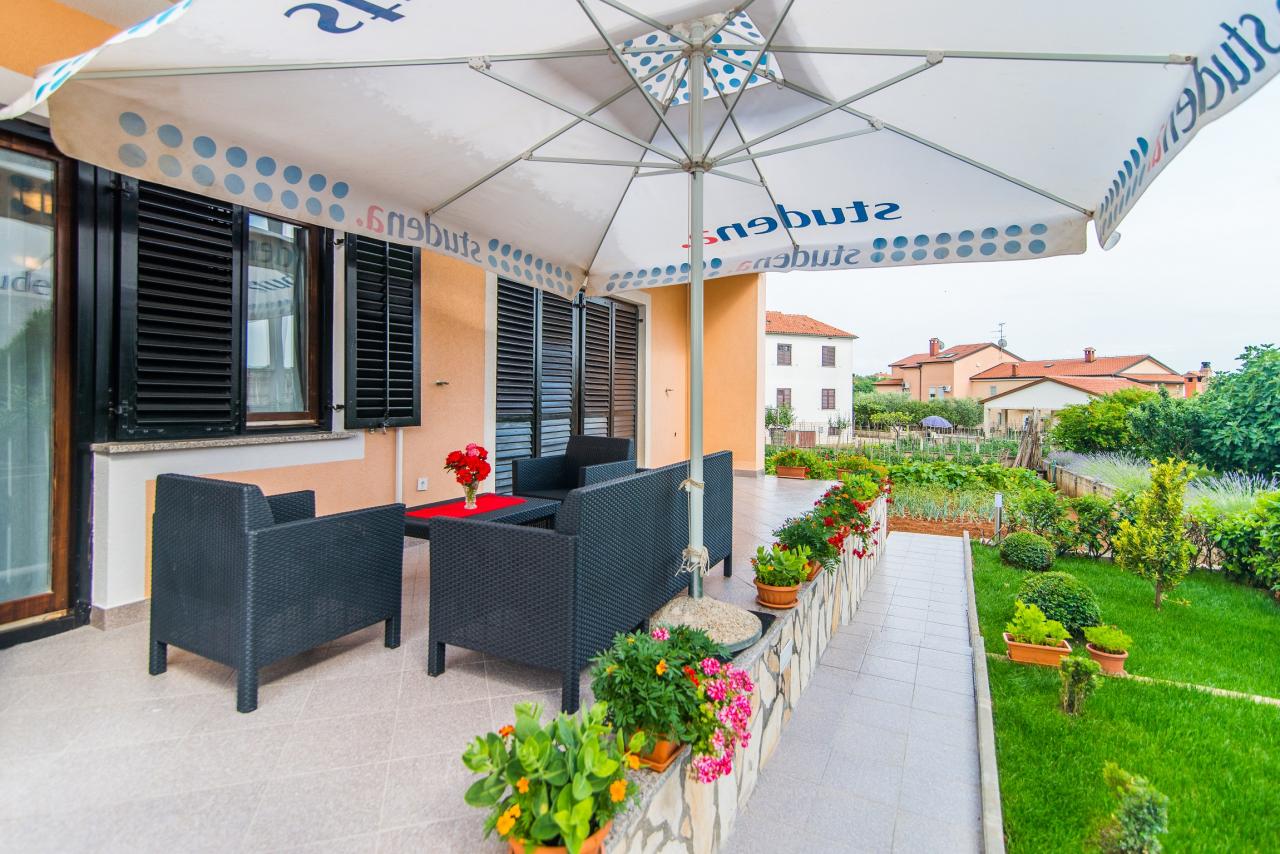 Schön eingerichtete und komfortable Wohnung mit Terrasse und Grill
