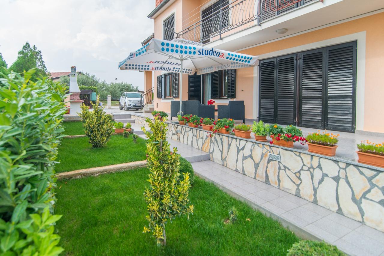 Schön eingerichtete und komfortable Wohnung mit Terrasse und Grill