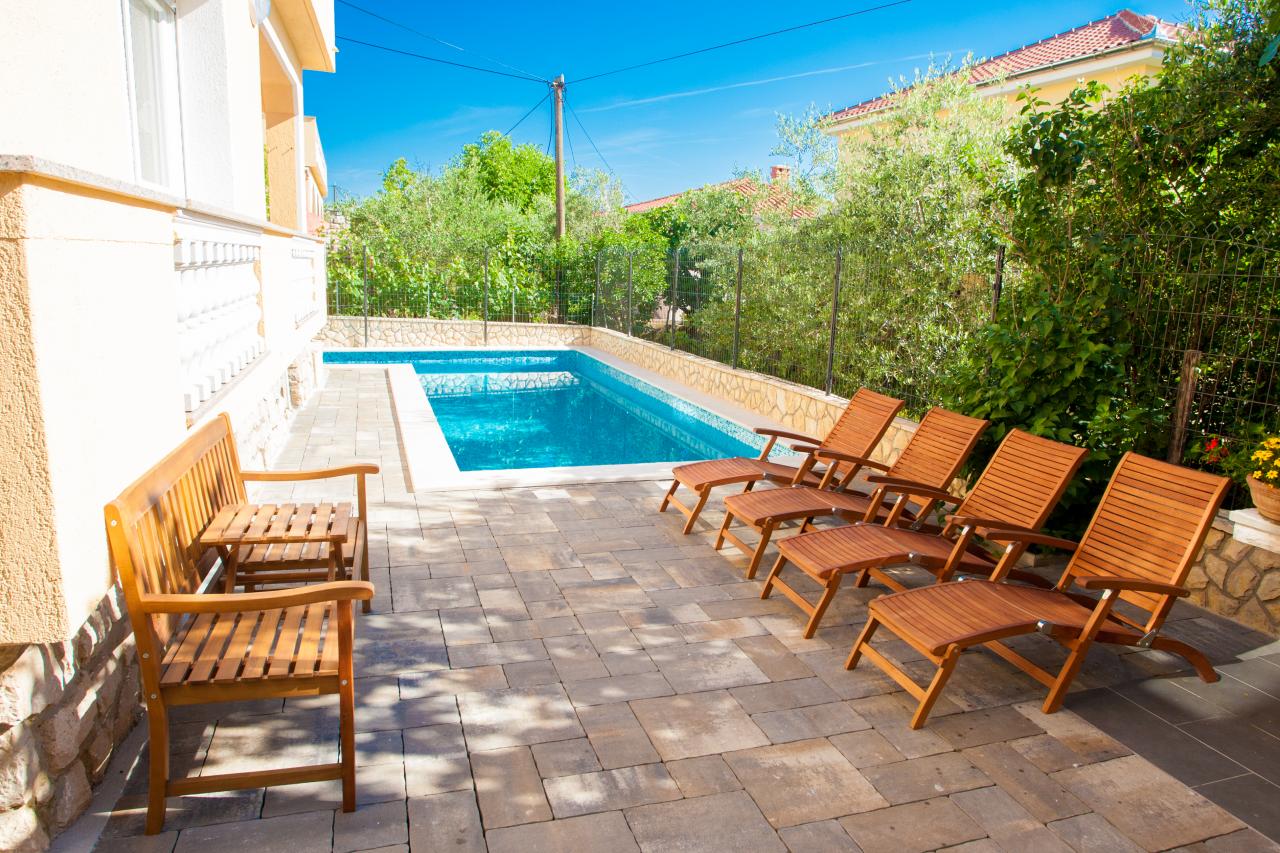 Modernes Apartment für 3-4 Personen mit Pool, Klima und Internet