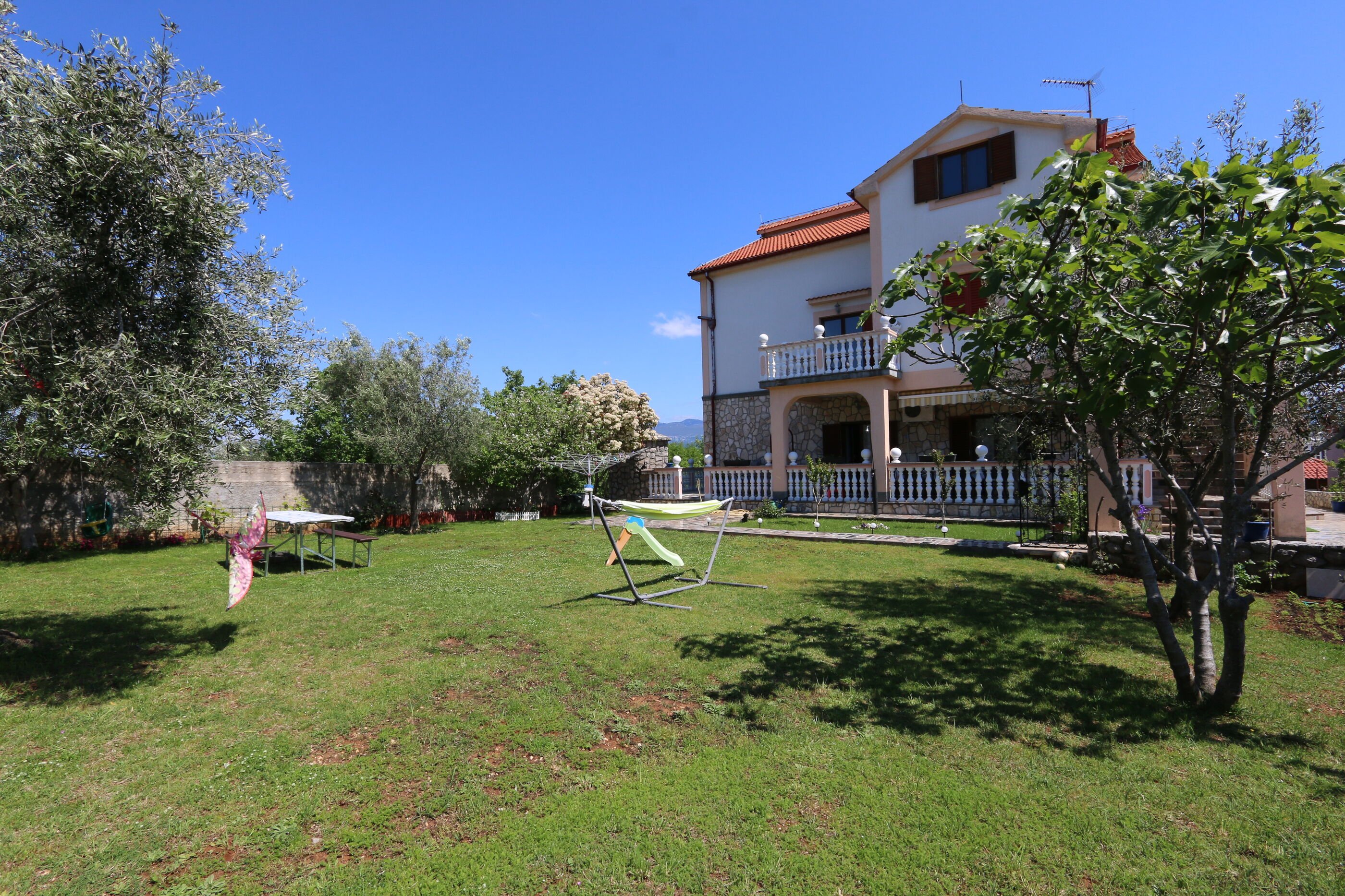 Urlaubsunterkunft mit Garten und Terrasse in Polje bei Silo