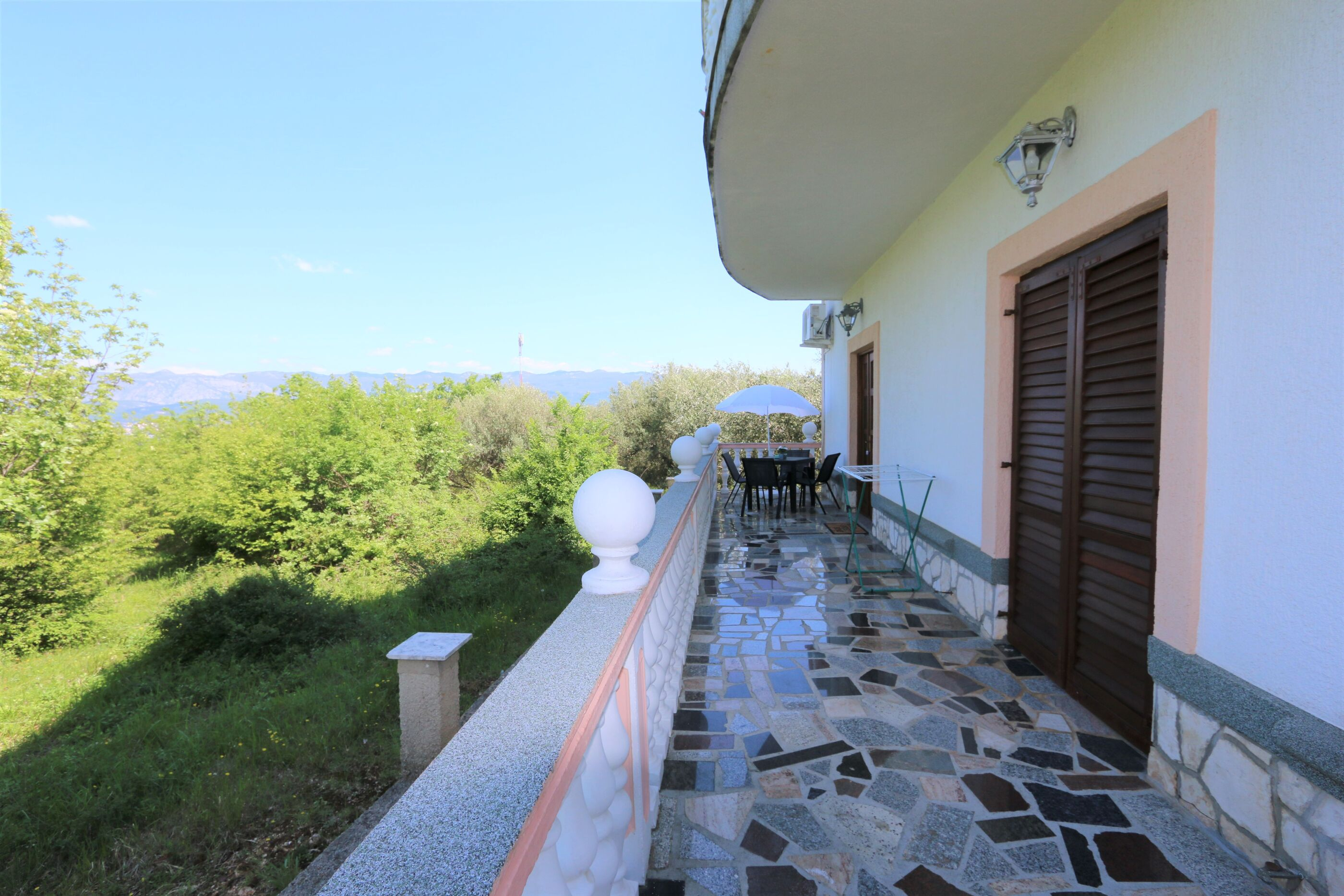 Urlaubsunterkunft mit Garten und Terrasse in Polje bei Silo