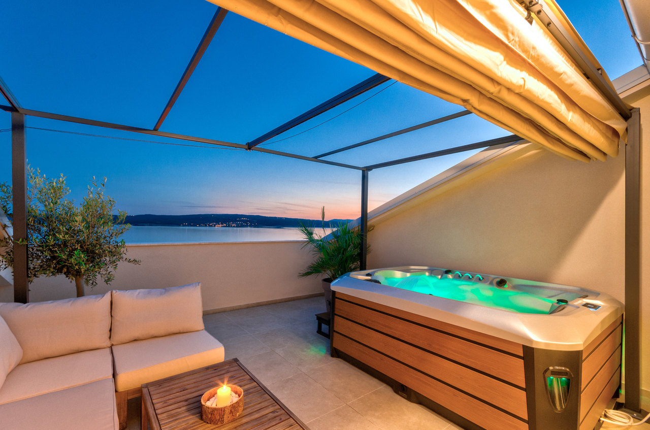 2019 NEU erbaute Ferienwohnung mit Swimmingpool und eigenem Whirlpool