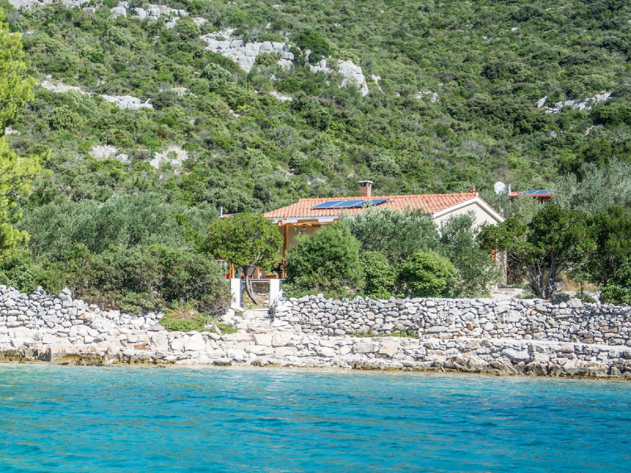 Naturhaus mit Meerblick direkt am Strand auf der Insel Pasman